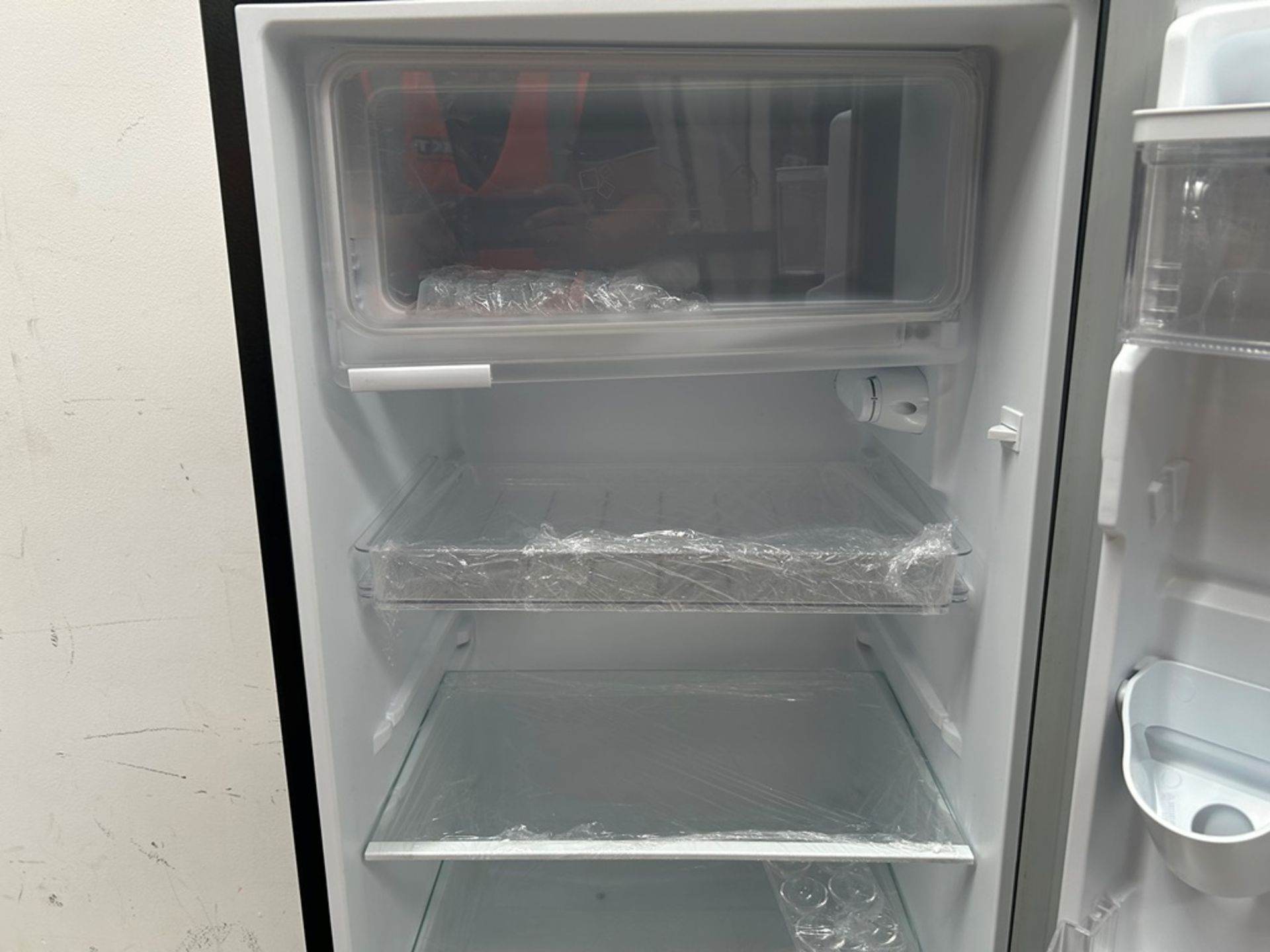 Lote de 2 refrigeradores contiene: 1 refrigerador con dispensador de agua Marca ATVIO, Modelo AT66U - Image 13 of 20