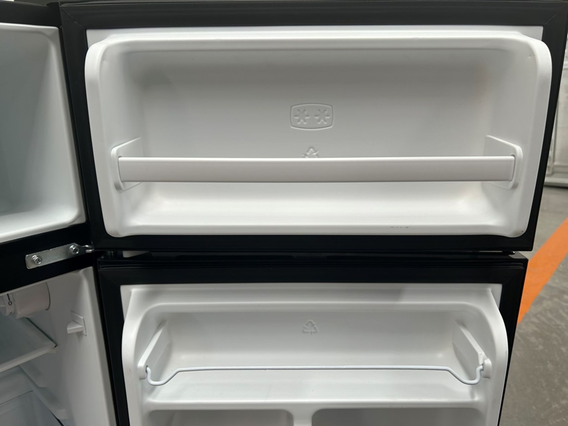 Lote de 1 refrigerador y 1 frigobar contiene:1 refrigerador Marca ATVIO, Modelo AT73TMS, Serie 1065 - Image 15 of 20