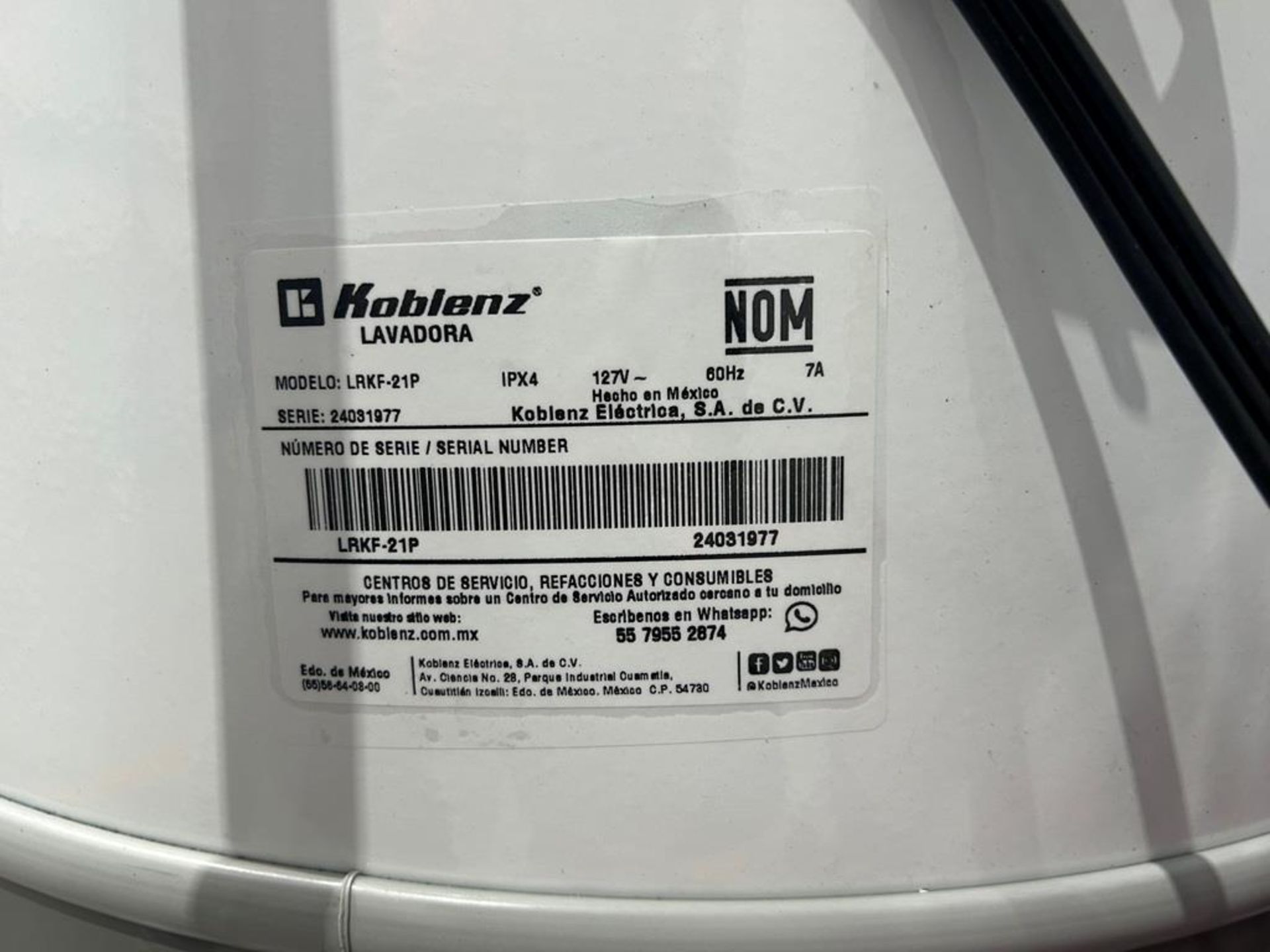 Lote de 2 lavadoras contiene: 1 Lavadora de 21KG Marca KOBLENZ, Modelo LRKF21P, Serie 031977, Color - Image 6 of 10