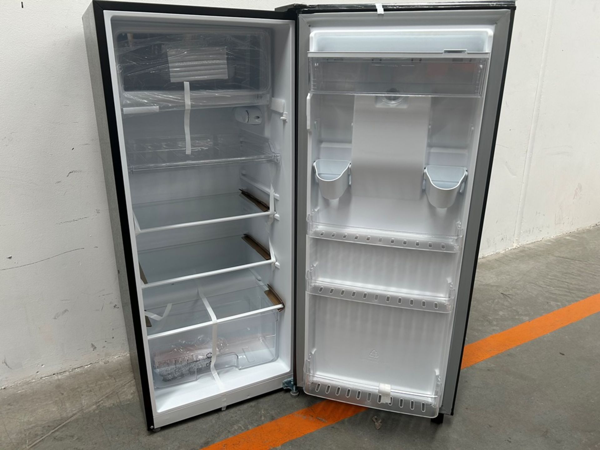 Lote de 2 refrigeradores contiene: 1 refrigerador con dispensador de agua Marca ATVIO, Modelo AT66U - Image 4 of 20