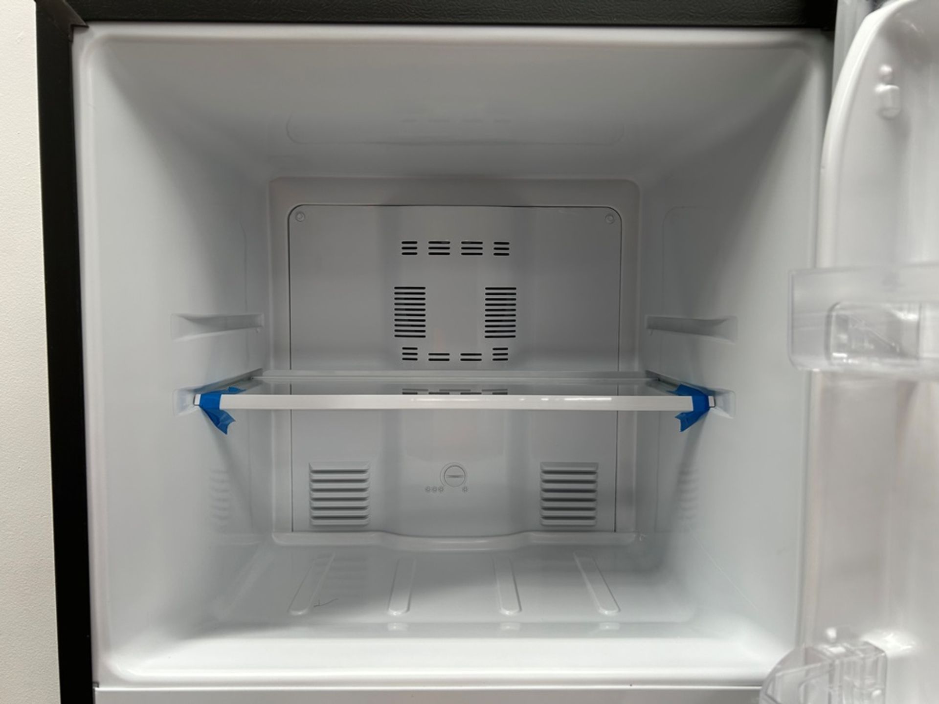 Lote de 2 refrigeradores contiene: 1 refrigerador con dispensador de agua Marca MABE, Modelo RMA300 - Image 5 of 18