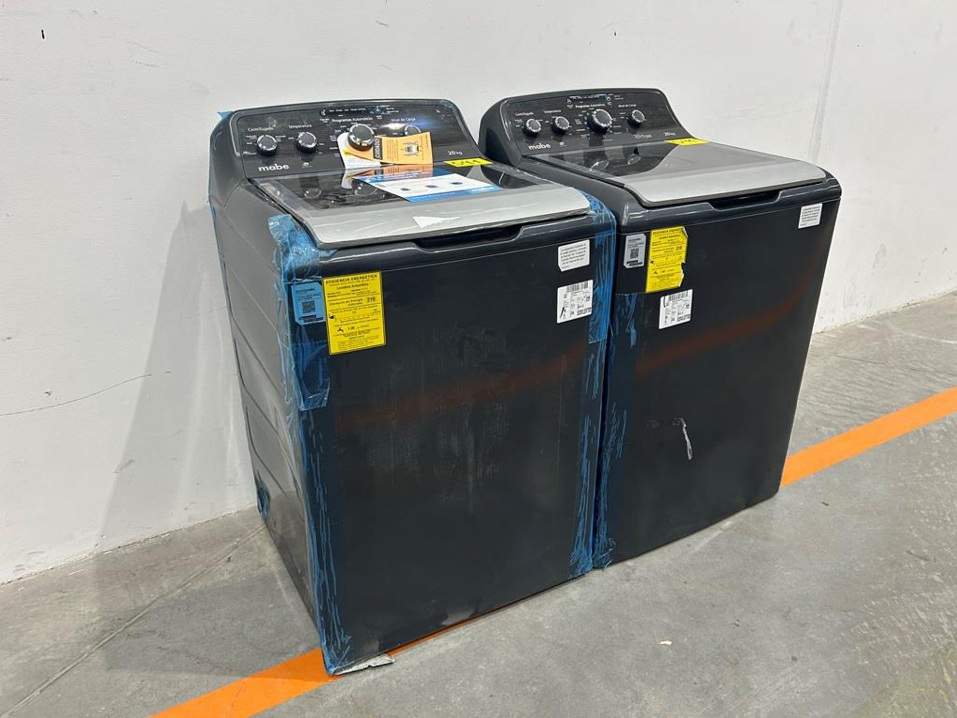 Lote de 2 lavadoras contiene: 1 Lavadora de 20KG Marca MABE, Modelo LMX70214WDAB00, Serie S09985, C - Image 2 of 10
