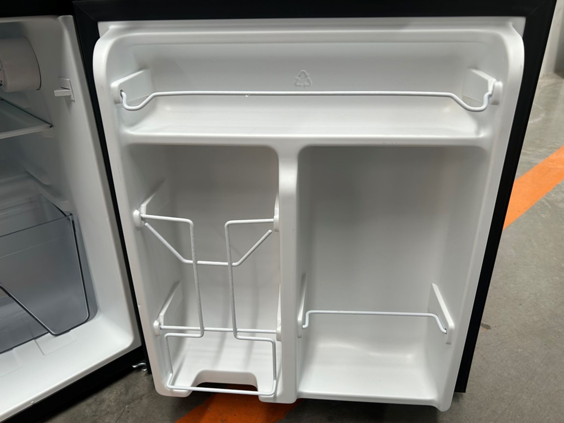 Lote de 1 refrigerador y 1 frigobar contiene:1 refrigerador Marca ATVIO, Modelo AT73TMS, Serie 1065 - Image 17 of 20