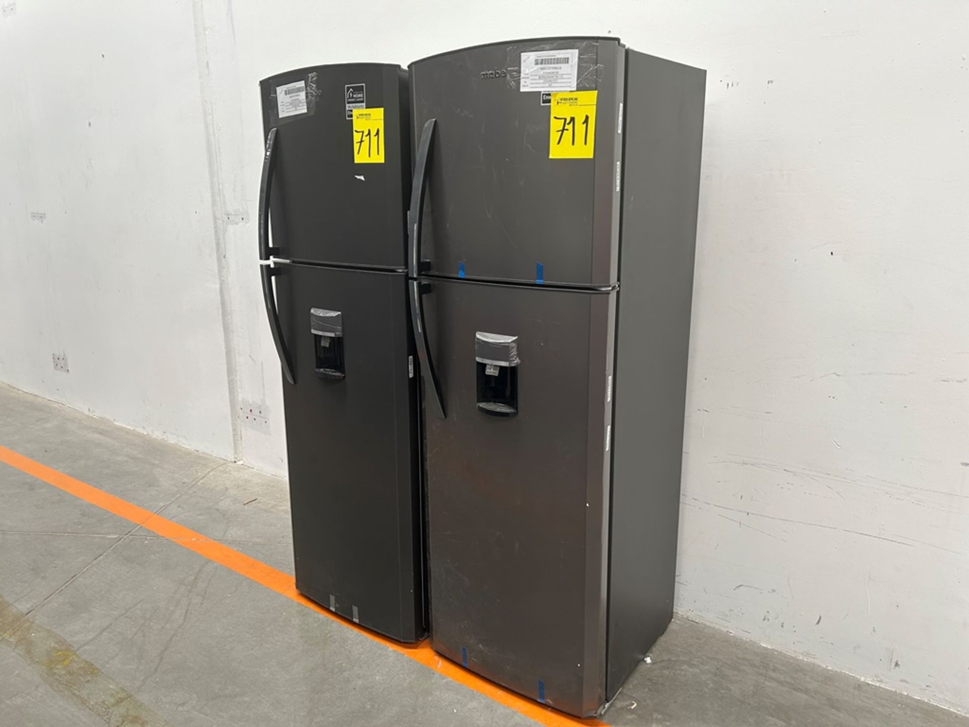 Lote de 2 refrigeradores contiene: 1 refrigerador con dispensador de agua Marca MABE, Modelo RMA300 - Image 2 of 18