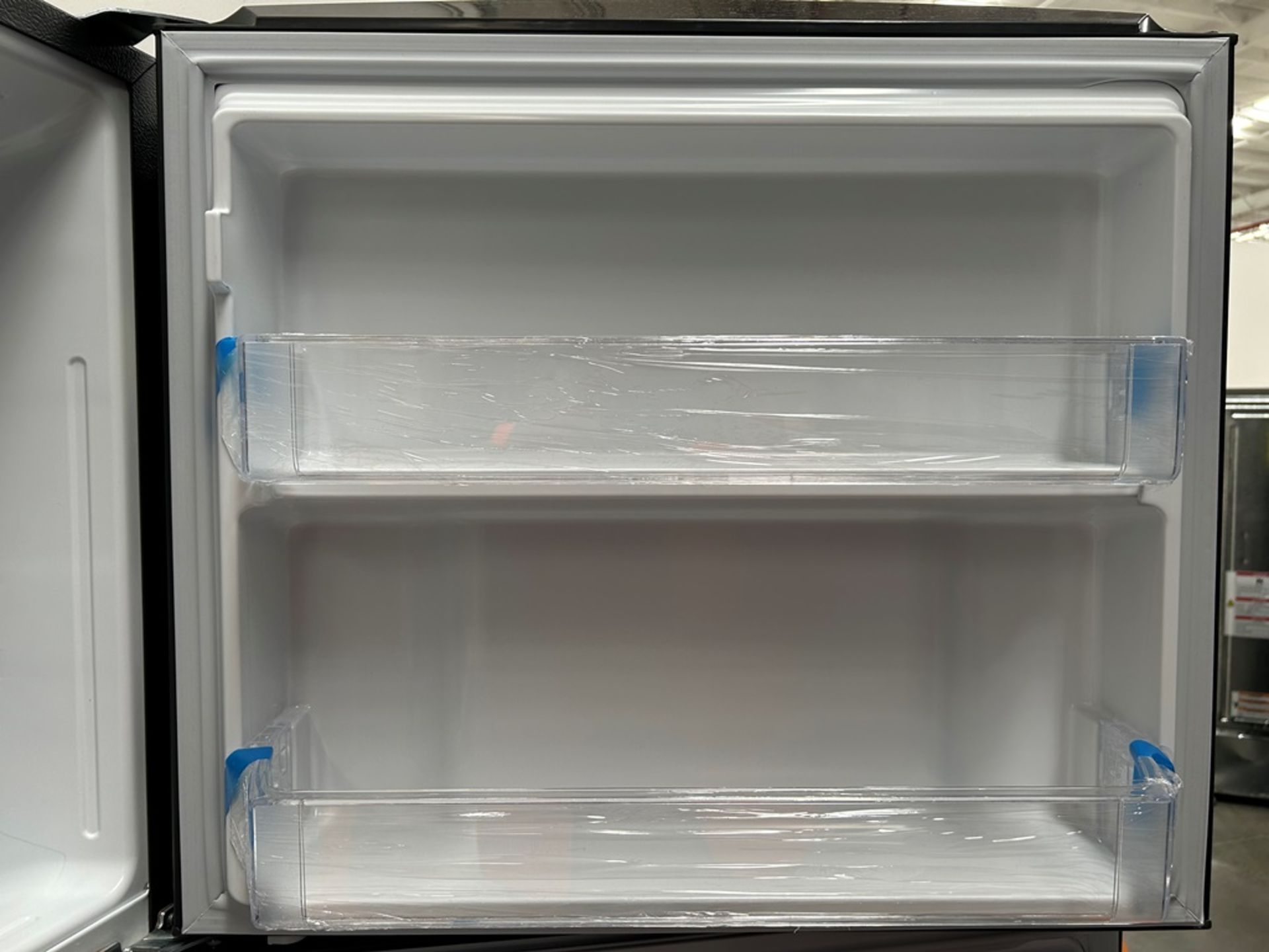 Lote de 2 refrigeradores contiene: 1 refrigerador con dispensador de agua Marca MABE, Modelo RME360 - Image 6 of 19