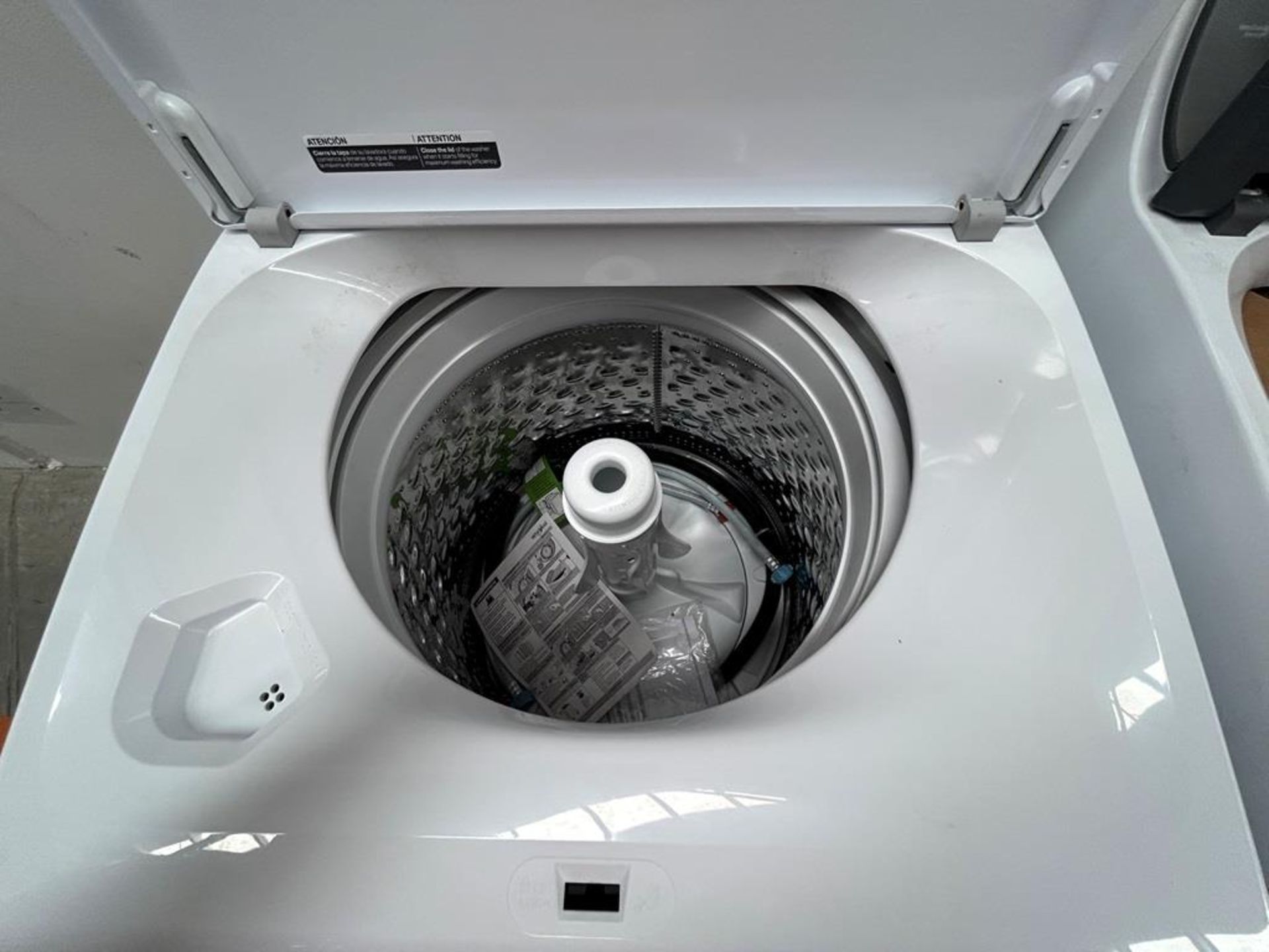 Lote de 2 lavadoras contiene: 1 Lavadora de 22 KG Marca WHIRLPOOL, Modelo 8MWTW22224WJM0, Serie 255 - Image 5 of 10