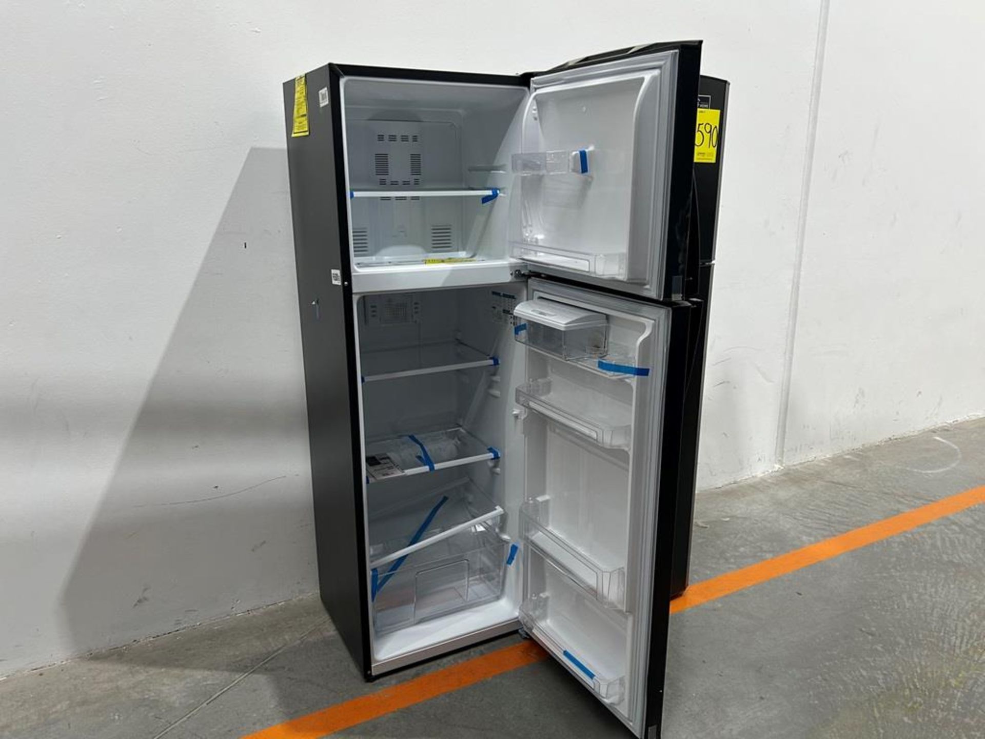 Lote de 2 refrigeradores contiene: 1 refrigerador con dispensador de agua Marca MABE, Modelo RMA300 - Image 4 of 10