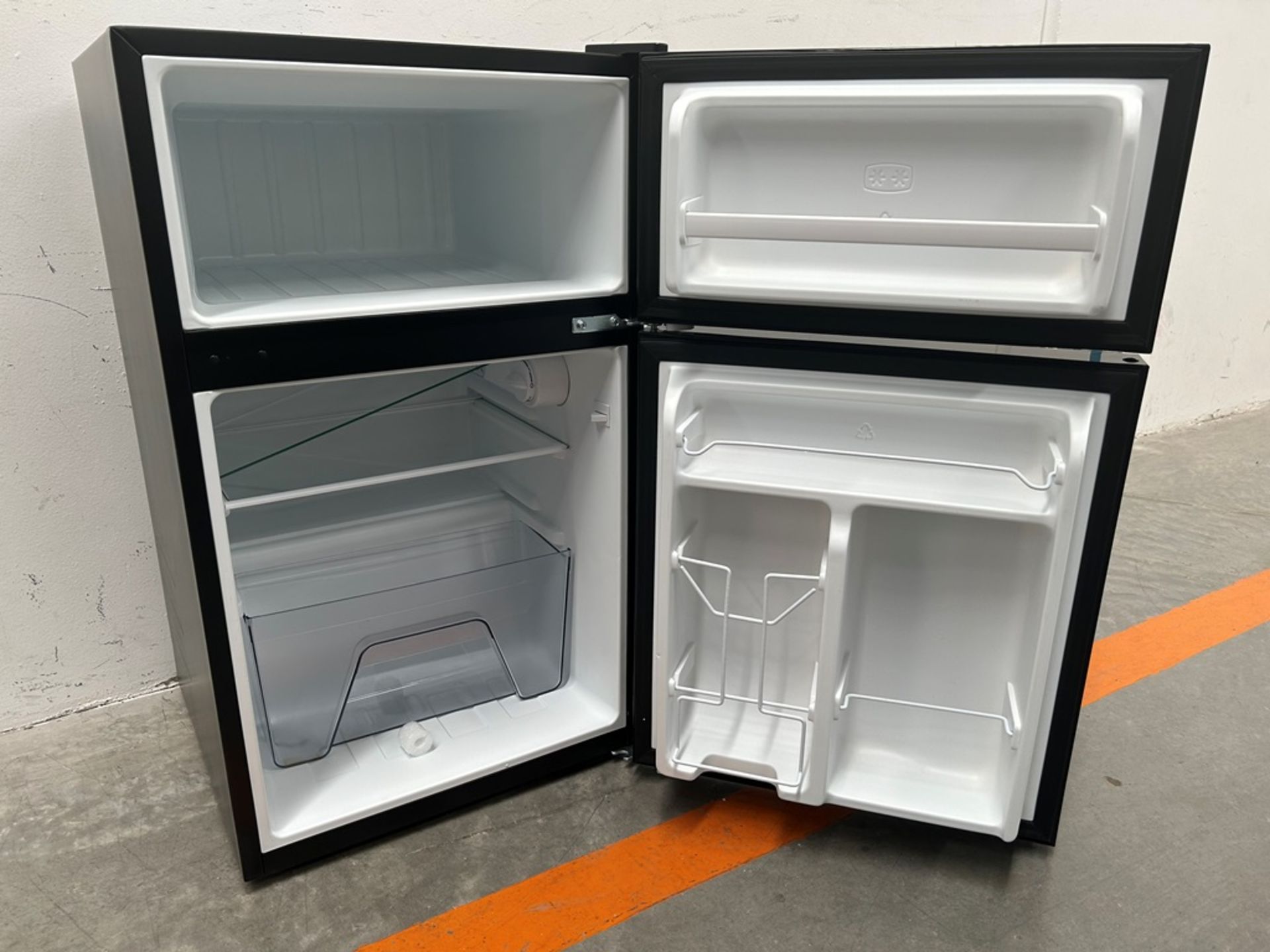 Lote de 1 refrigerador y 1 frigobar contiene:1 refrigerador Marca ATVIO, Modelo AT73TMS, Serie 1065 - Image 13 of 20