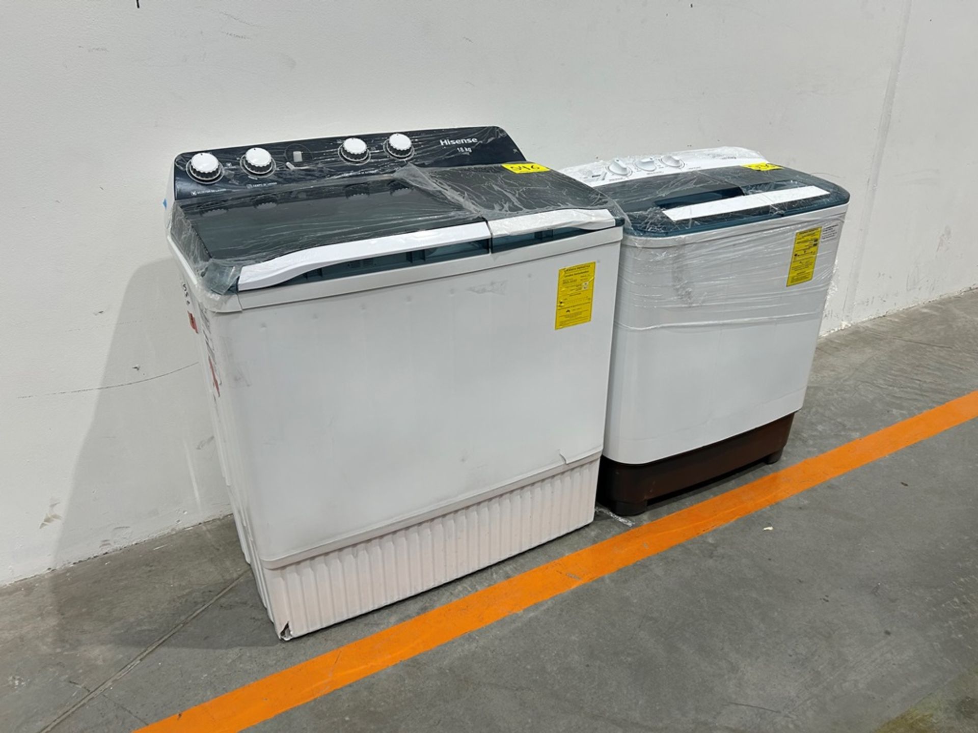 Lote de 2 lavadoras contiene: 1 Lavadora de 18KG Marca HISENSE, Modelo WSA1801P, Serie 220073, Colo - Image 2 of 12
