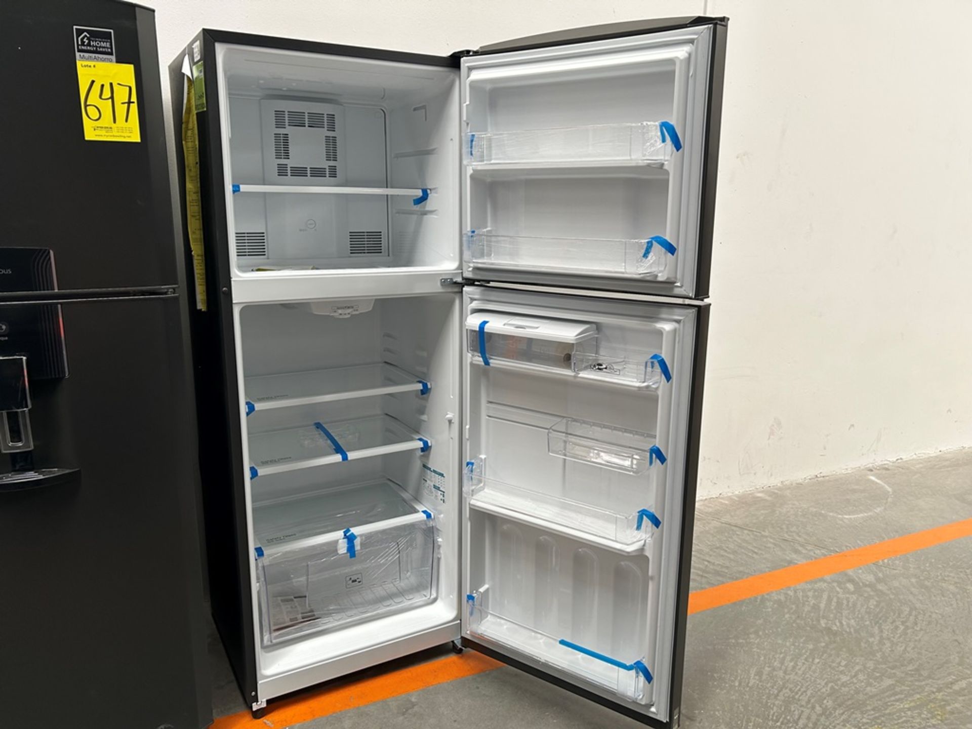 Lote de 2 refrigeradores contiene: 1 refrigerador con dispensador de agua Marca MABE, Modelo RME360 - Image 9 of 19
