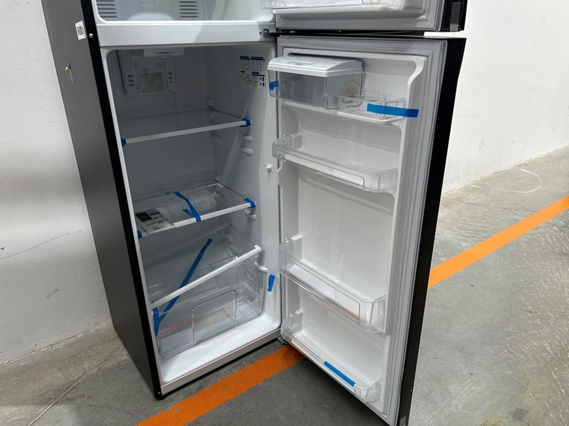 Lote de 2 refrigeradores contiene: 1 refrigerador con dispensador de agua Marca MABE, Modelo RMA300 - Image 5 of 10