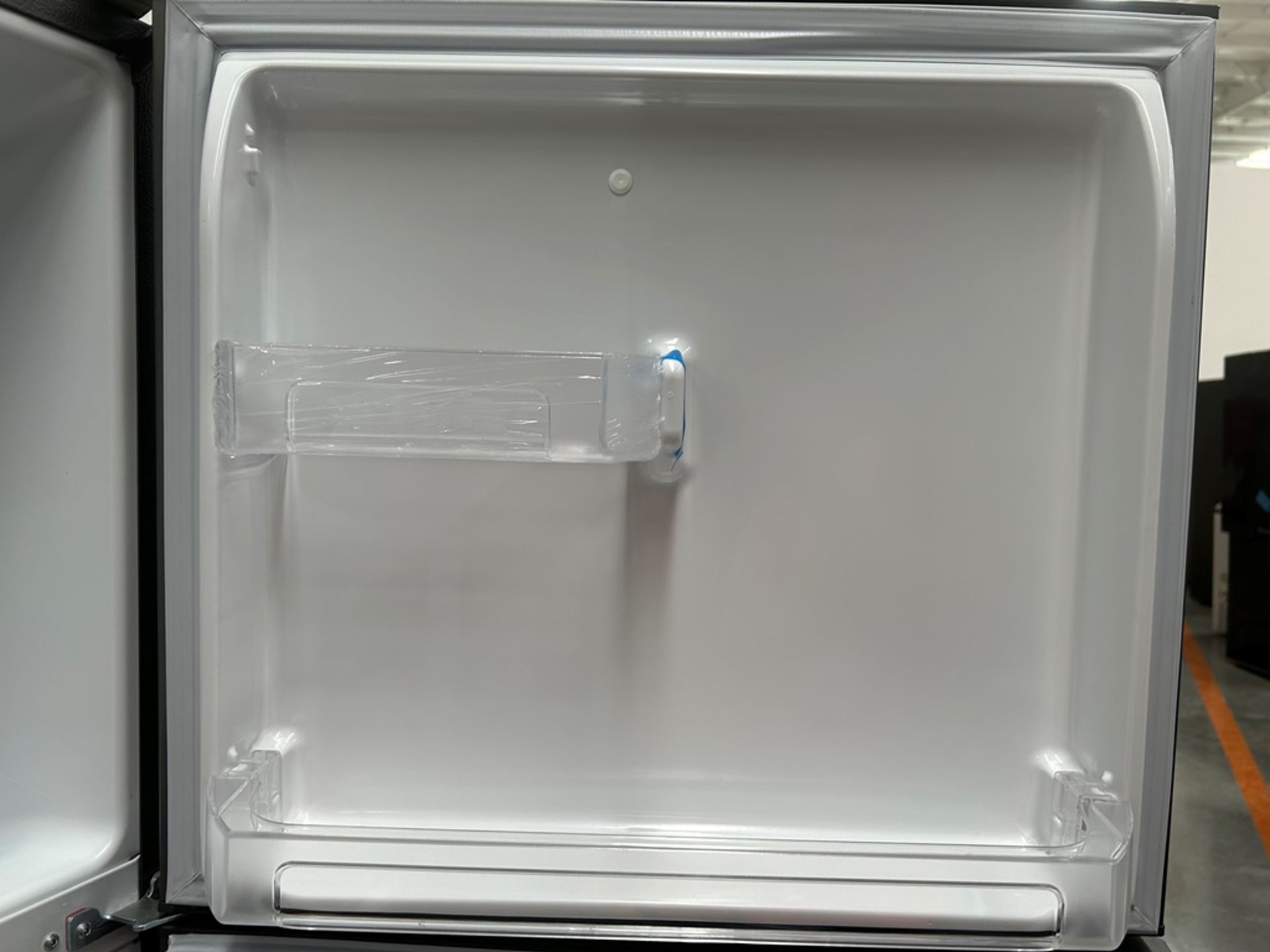 Lote de 2 refrigeradores contiene: 1 refrigerador con dispensador de agua Marca MABE, Modelo RMA300 - Image 11 of 18