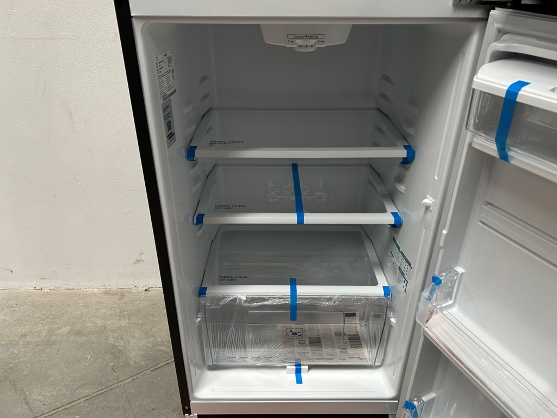 Lote de 2 refrigeradores contiene: 1 refrigerador con dispensador de agua Marca MABE, Modelo RME360 - Image 7 of 19