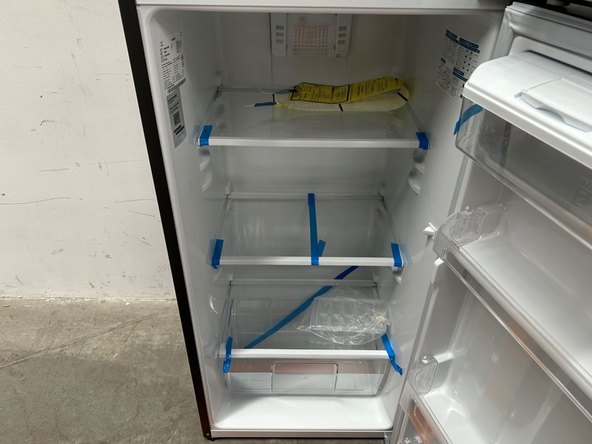 Lote de 2 refrigeradores contiene: 1 refrigerador con dispensador de agua Marca MABE, Modelo RMA300 - Image 12 of 18
