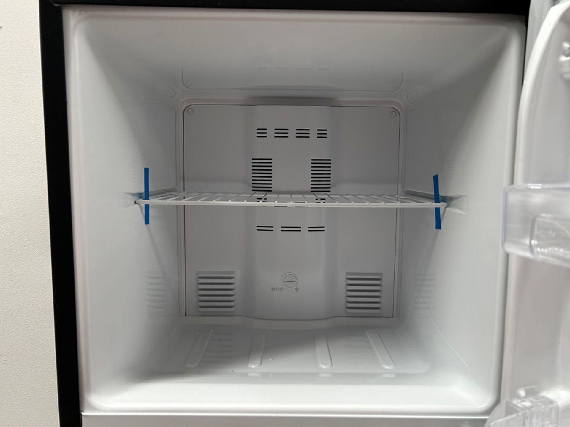 Lote de 2 refrigeradores contiene: 1 refrigerador Marca MABE, Modelo RMA250PVMRP0, Serie 13859, Col - Image 5 of 18