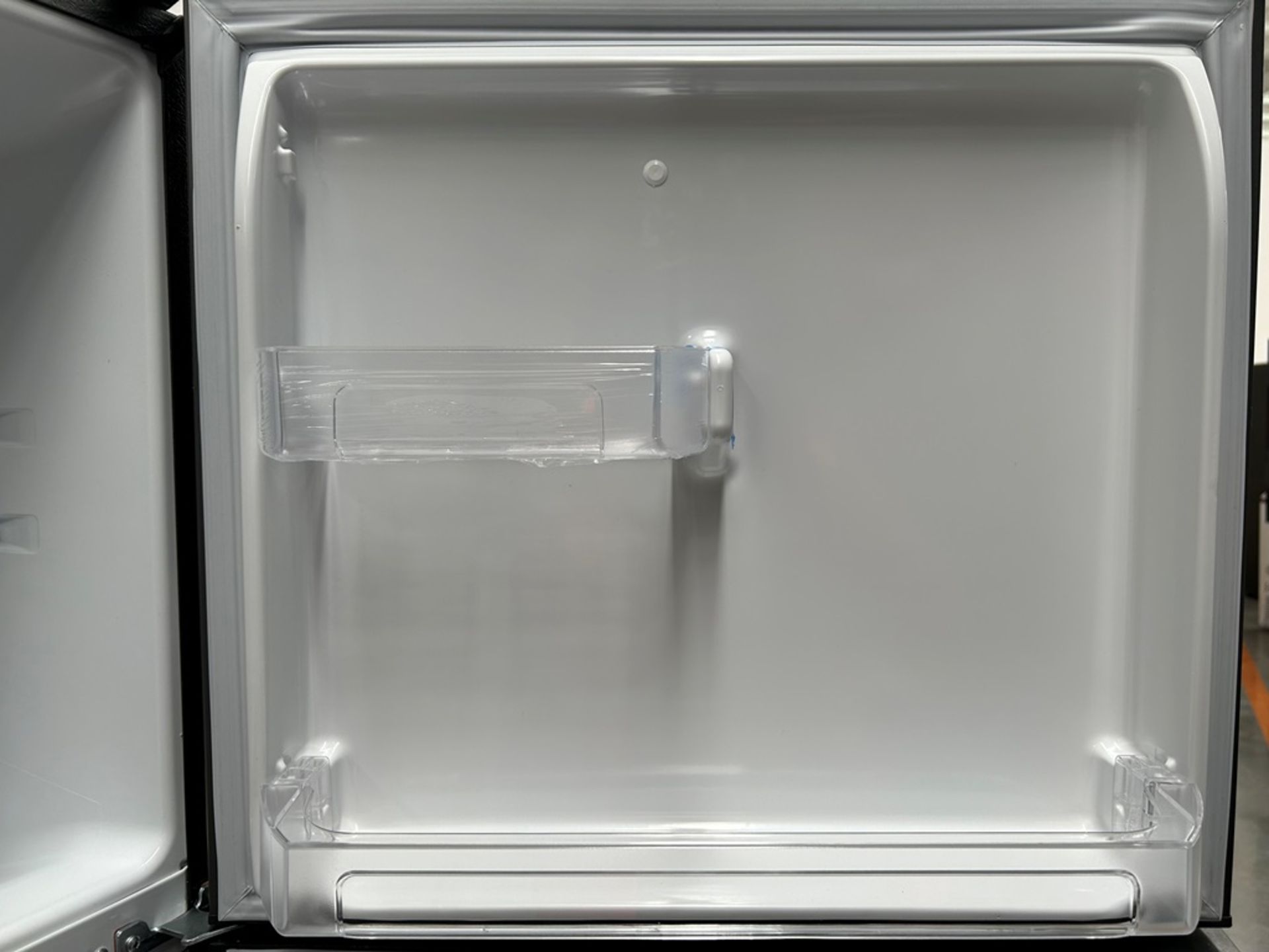 Lote de 2 refrigeradores contiene: 1 refrigerador con dispensador de agua Marca MABE, Modelo RMA300 - Image 13 of 18