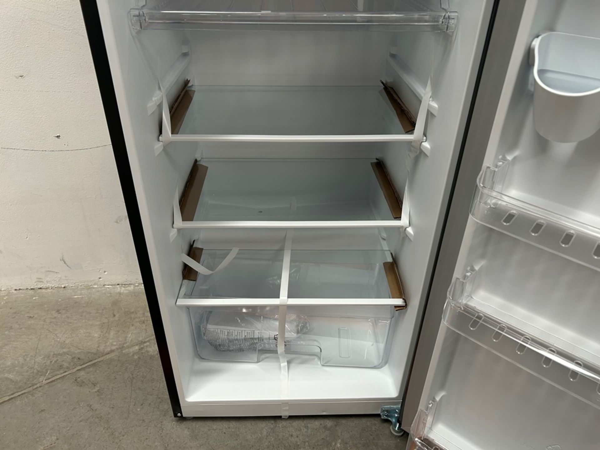Lote de 2 refrigeradores contiene: 1 refrigerador con dispensador de agua Marca ATVIO, Modelo AT66U - Image 7 of 20