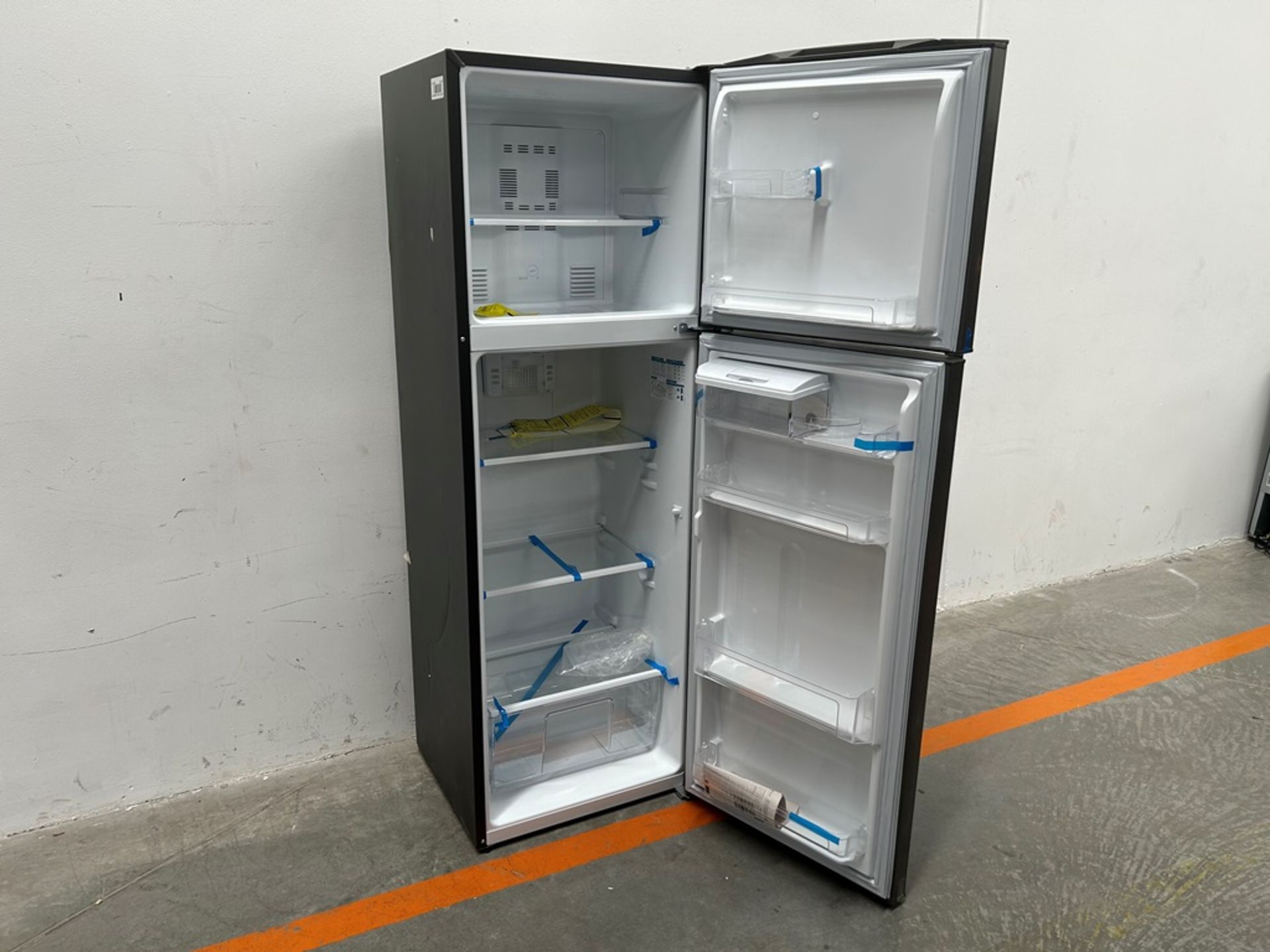 Lote de 2 refrigeradores contiene: 1 refrigerador con dispensador de agua Marca MABE, Modelo RMA300 - Image 9 of 18