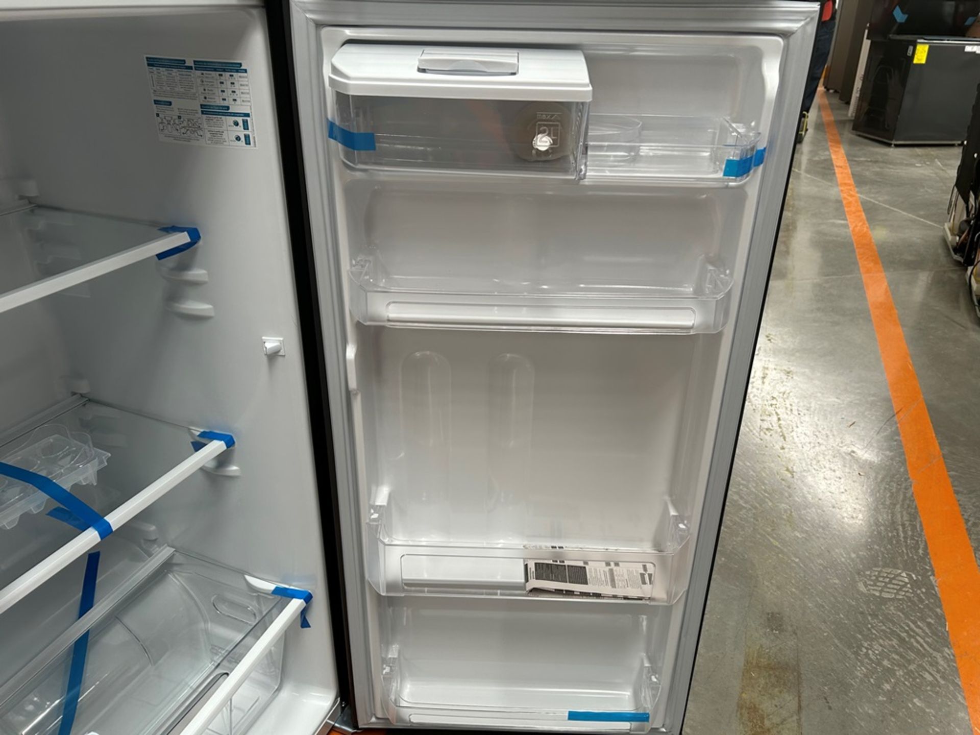 Lote de 2 refrigeradores contiene: 1 refrigerador Marca MABE, Modelo RME360FVMRMA, Serie 816455, Co - Image 8 of 18