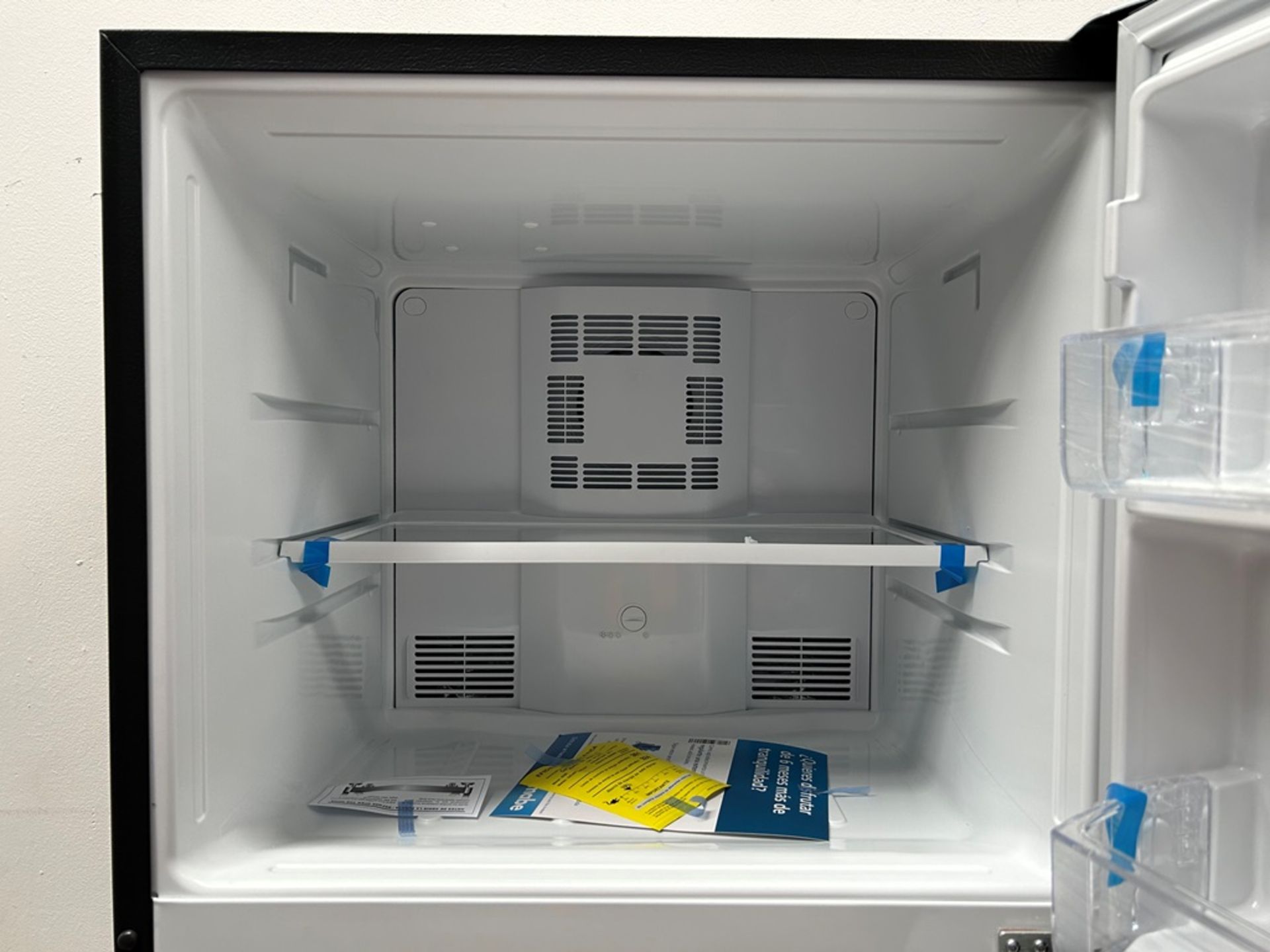 Lote de 2 refrigeradores contiene: 1 refrigerador con dispensador de agua Marca MABE, Modelo RME360 - Image 5 of 19