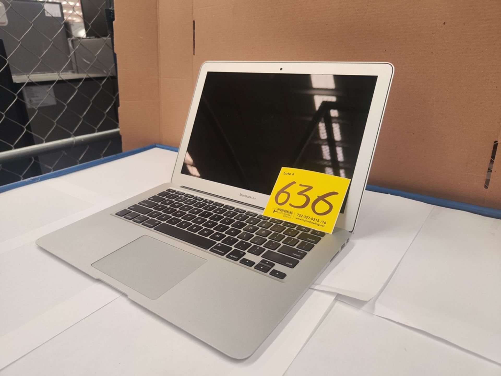 MacBook Air de 13", con capacidad de 128 GB, Serie C1MVW3SHJ1WK, Color GRIS (Equipo de devolución) - Image 2 of 7