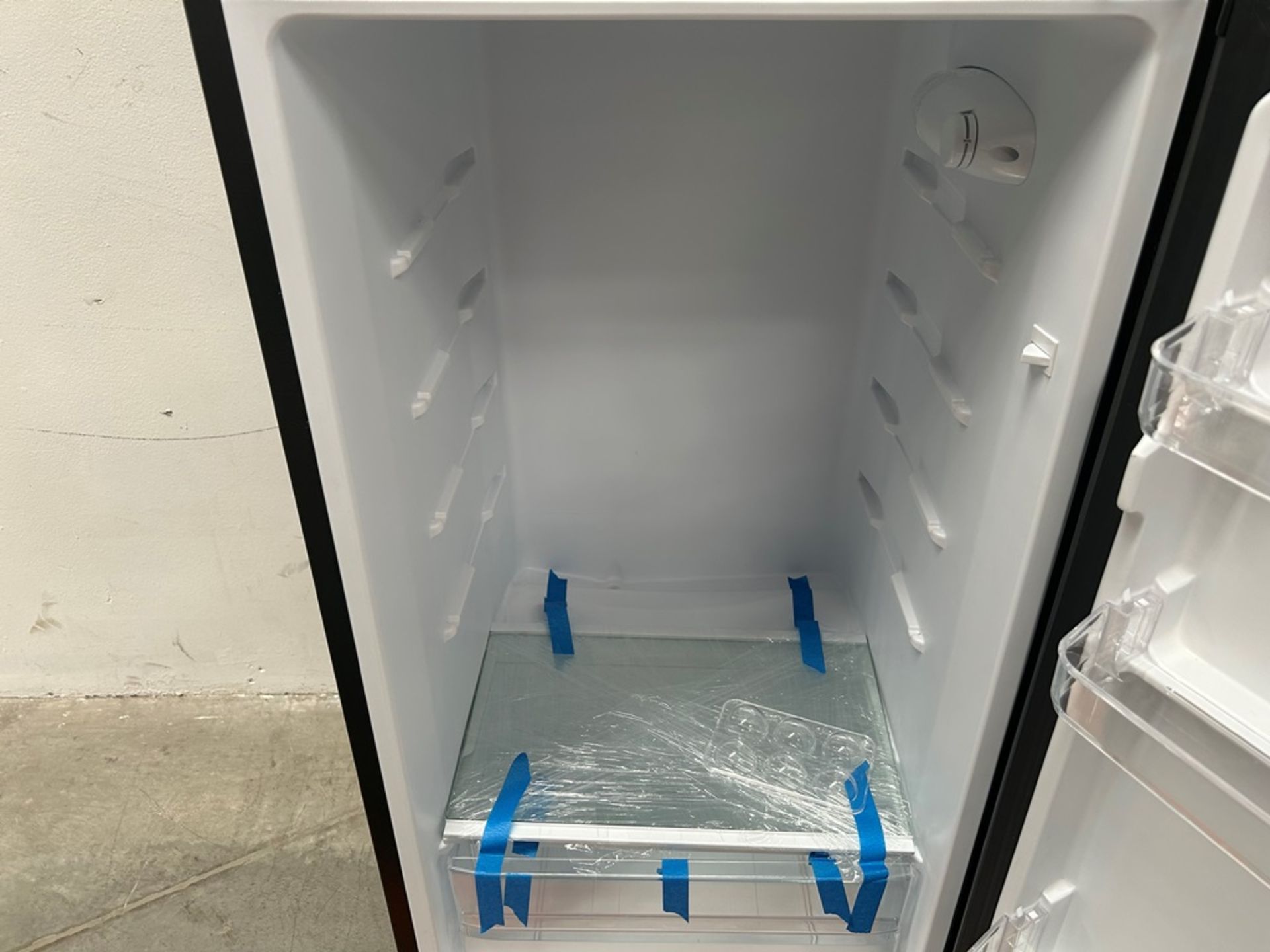 Lote de 1 refrigerador y 1 frigobar contiene:1 refrigerador Marca ATVIO, Modelo AT73TMS, Serie 1065 - Image 8 of 20
