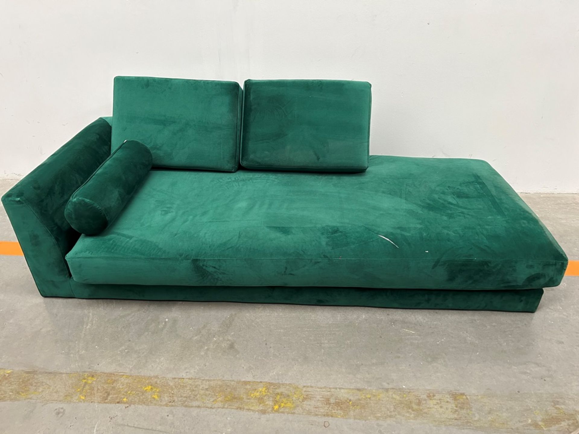 Lote de 2 artículos contiene: 1 diva reclinable verde; 1 sofá cama Marca HOMETRENDS (Equipo de devo - Image 2 of 7