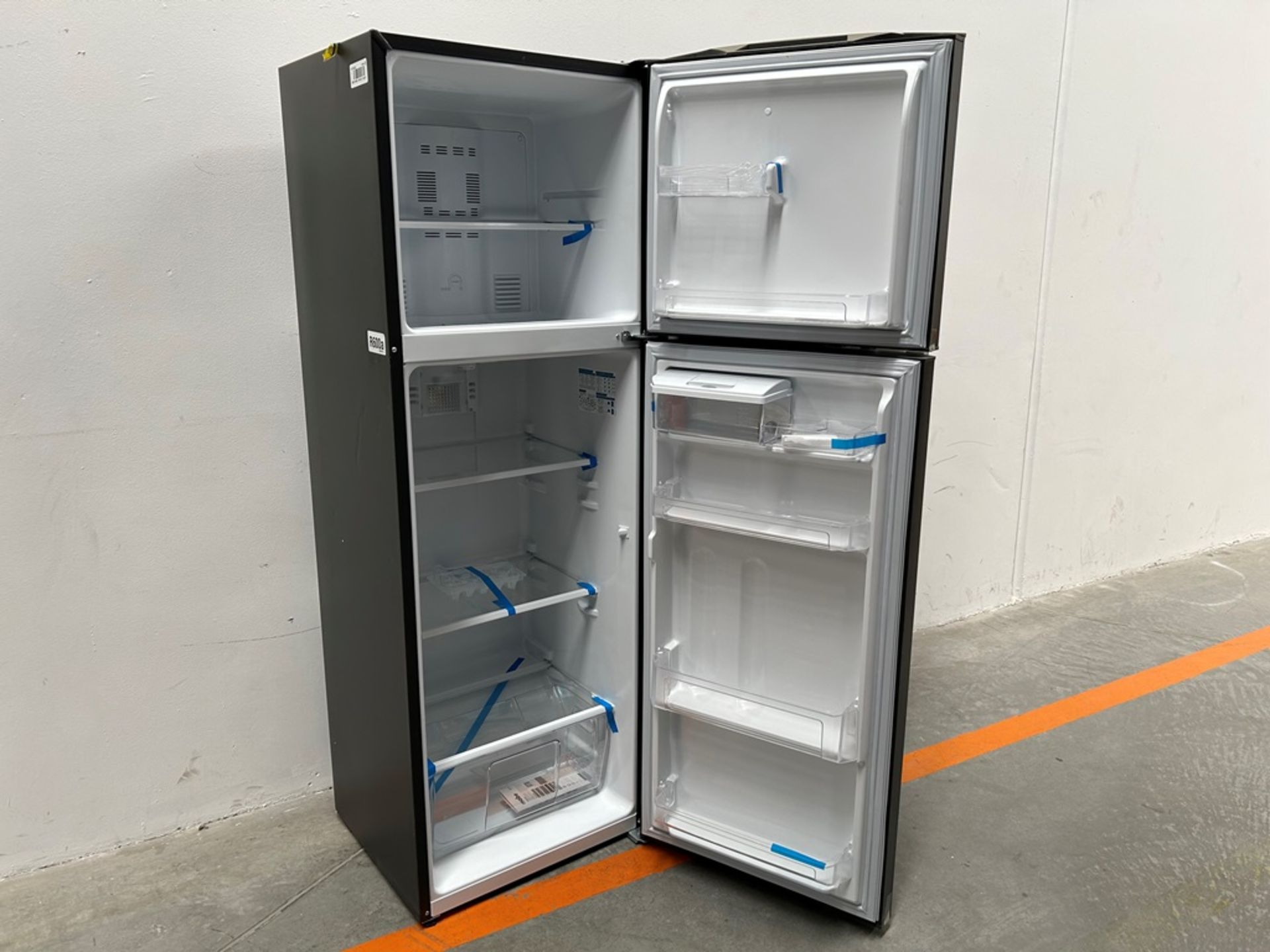 Lote de 2 refrigeradores contiene: 1 refrigerador con dispensador de agua Marca MABE, Modelo RMA300 - Image 4 of 18