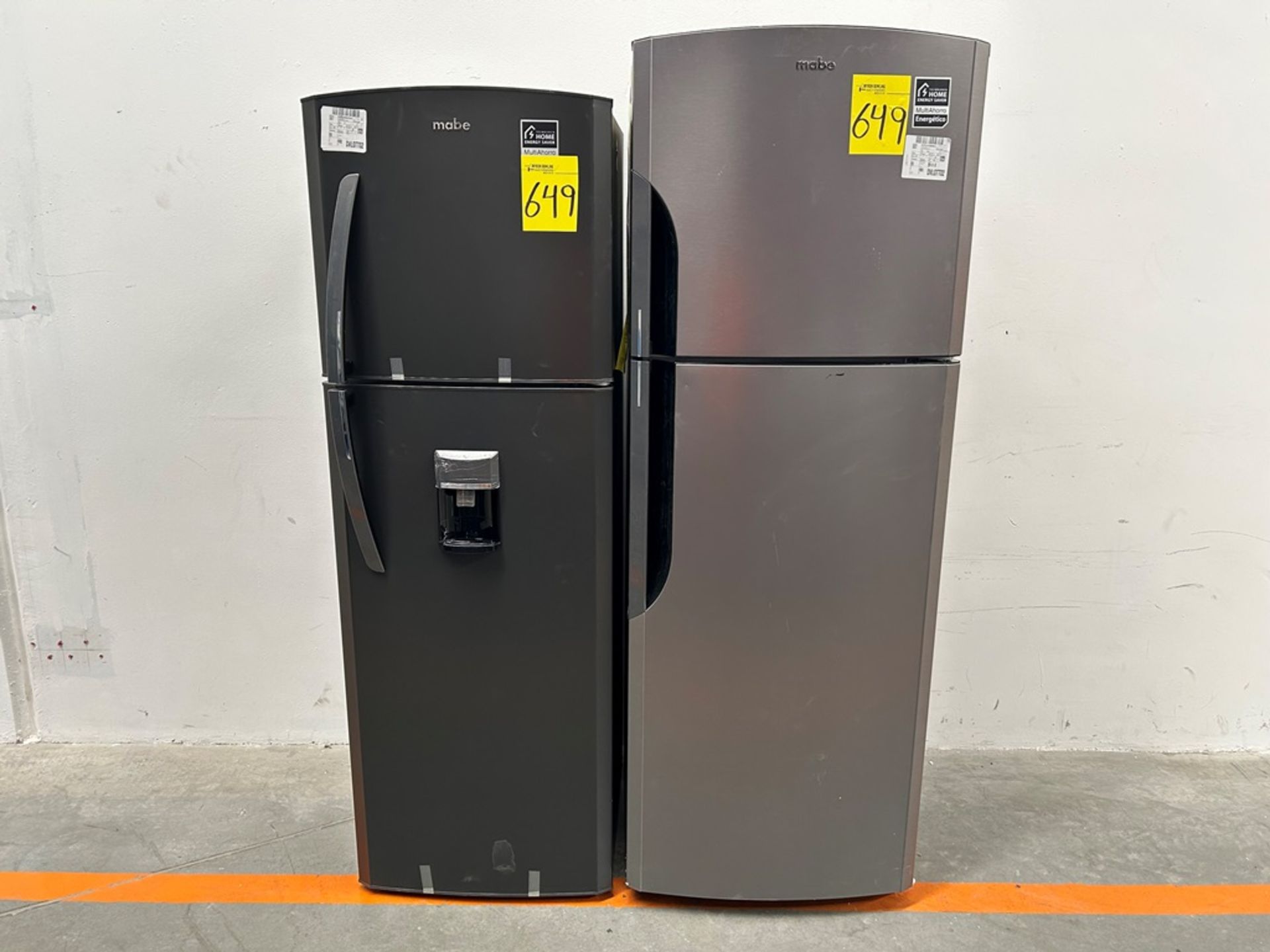 Lote de 2 refrigeradores contiene:1 refrigerador Marca MABE, Modelo RMS400IVMRMA, Serie 03009, Colo