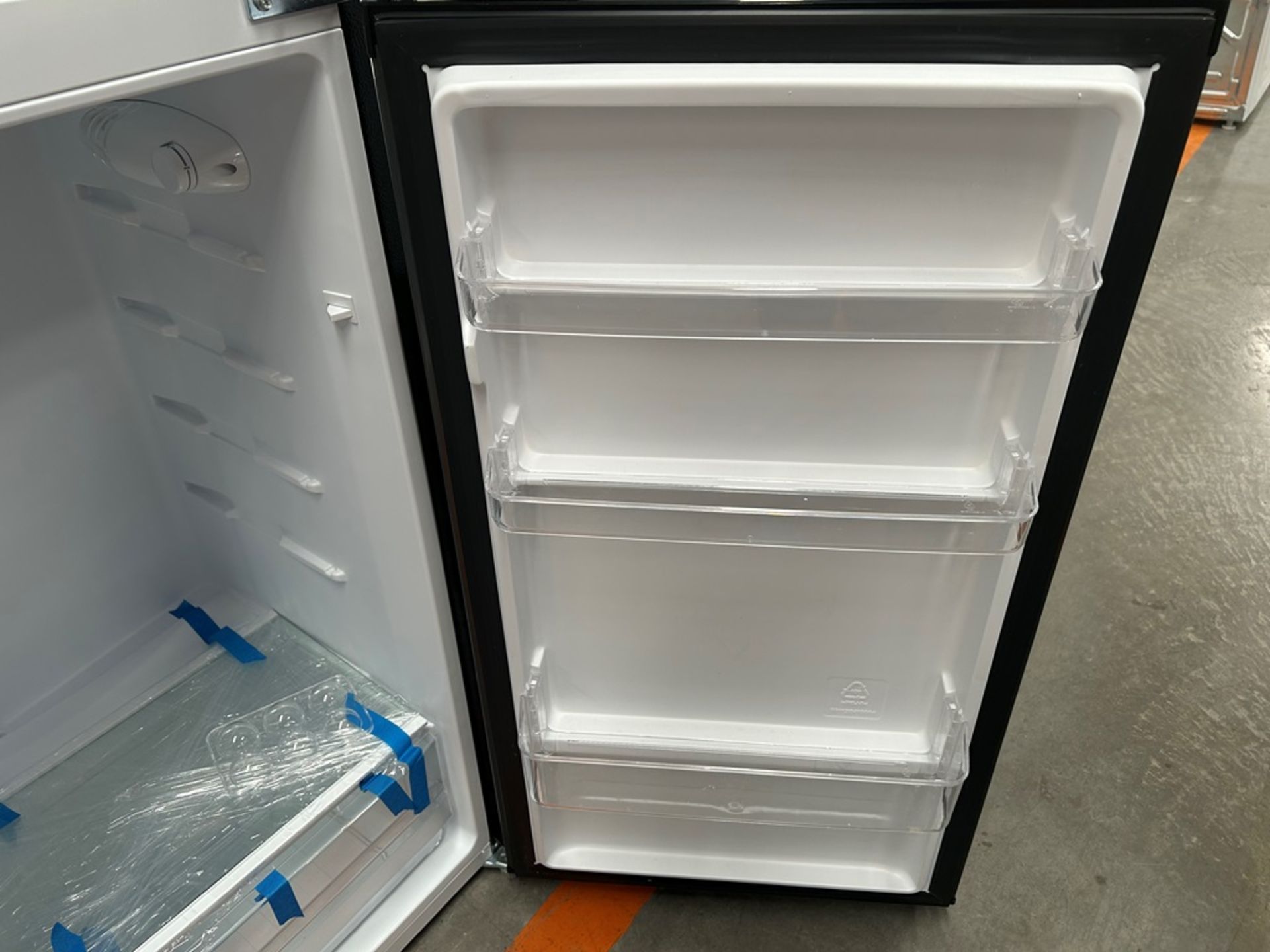 Lote de 1 refrigerador y 1 frigobar contiene:1 refrigerador Marca ATVIO, Modelo AT73TMS, Serie 1065 - Image 9 of 20