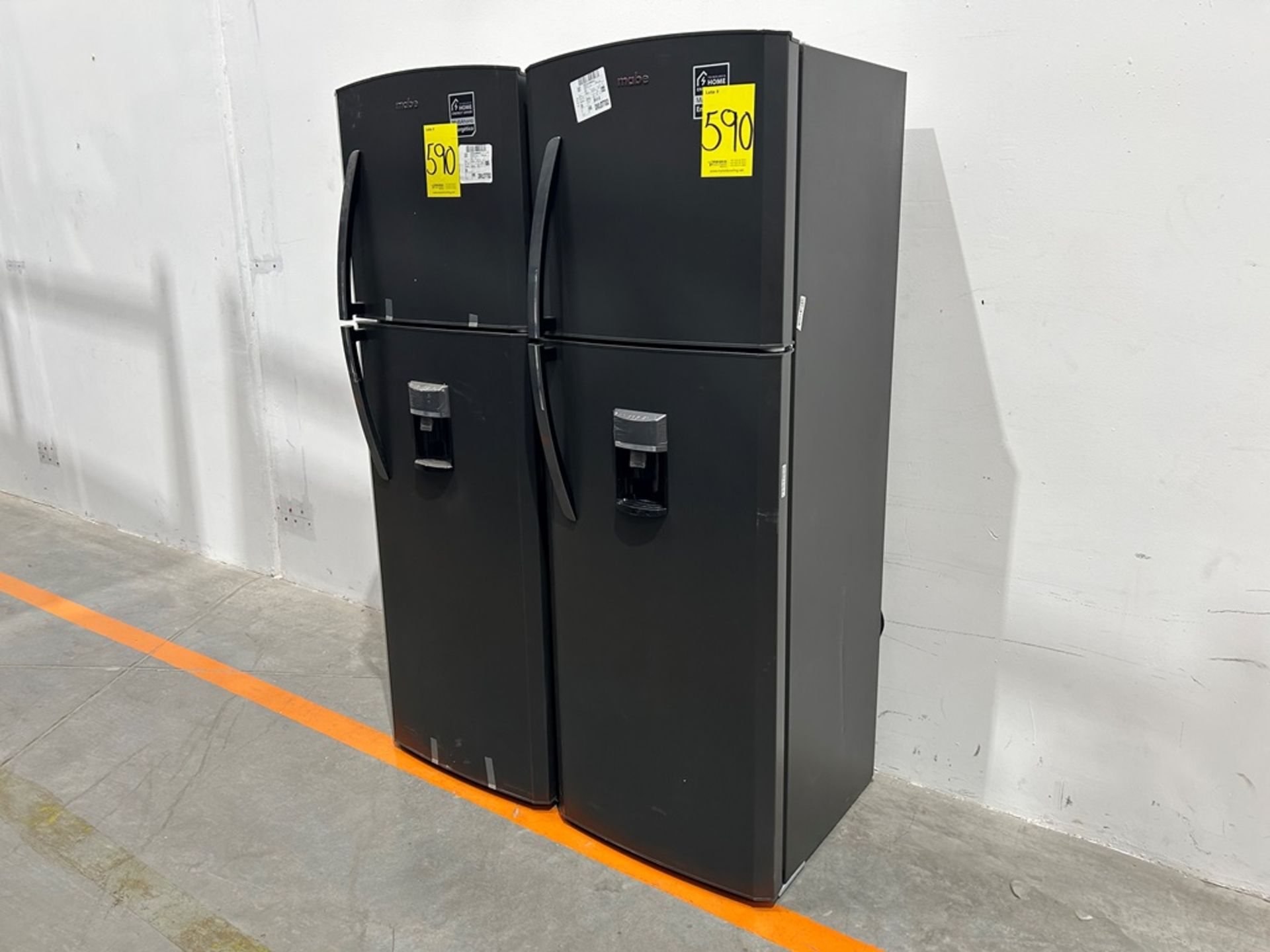 Lote de 2 refrigeradores contiene: 1 refrigerador con dispensador de agua Marca MABE, Modelo RMA300 - Image 2 of 10