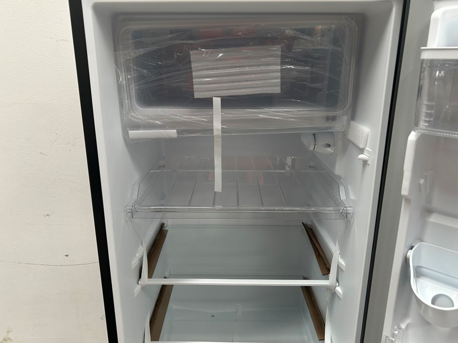 Lote de 2 refrigeradores contiene: 1 refrigerador con dispensador de agua Marca ATVIO, Modelo AT66U - Image 5 of 20