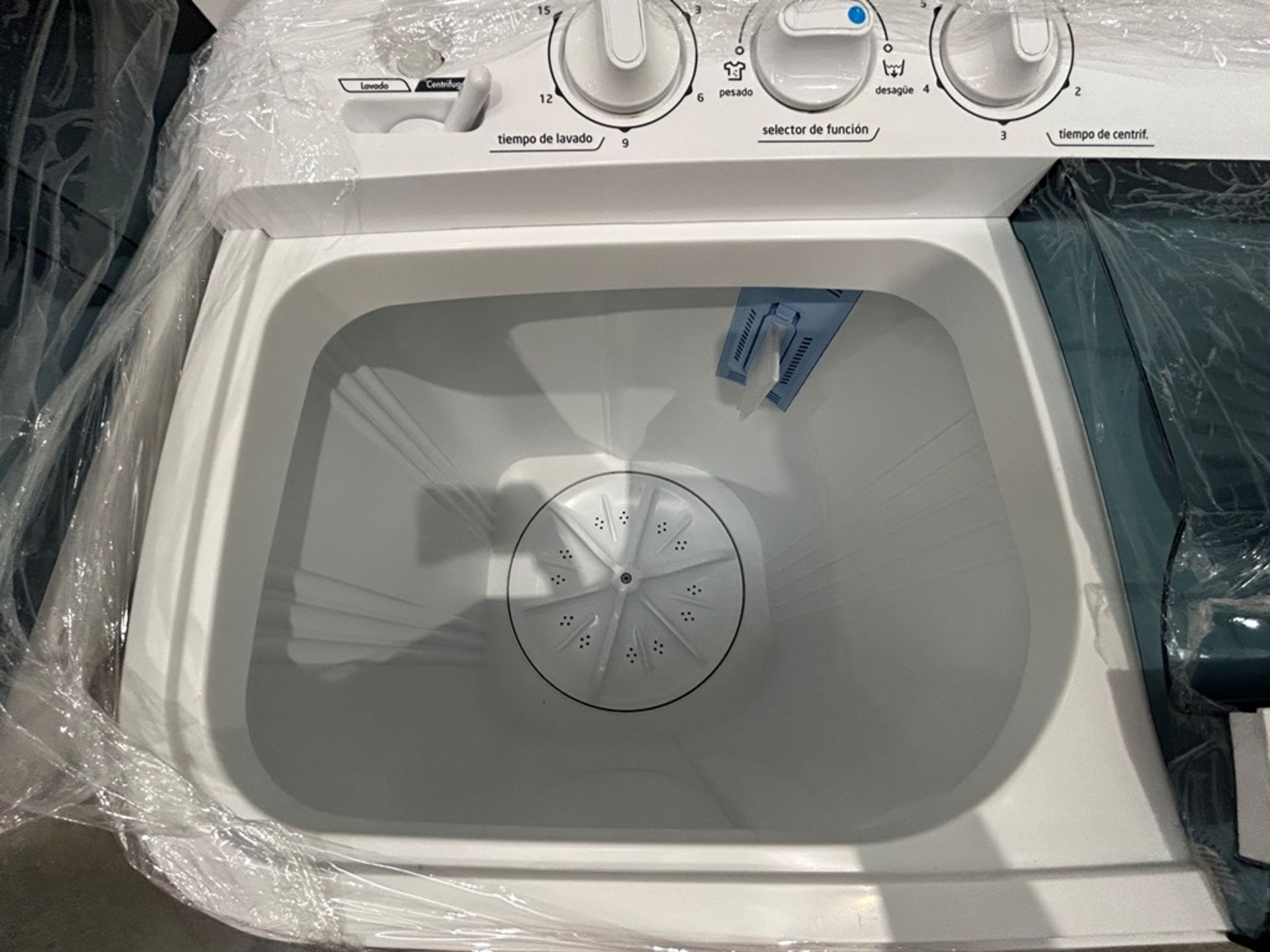Lote de 2 lavadoras contiene: 1 Lavadora de 18KG Marca HISENSE, Modelo WSA1801P, Serie 220073, Colo - Image 4 of 12
