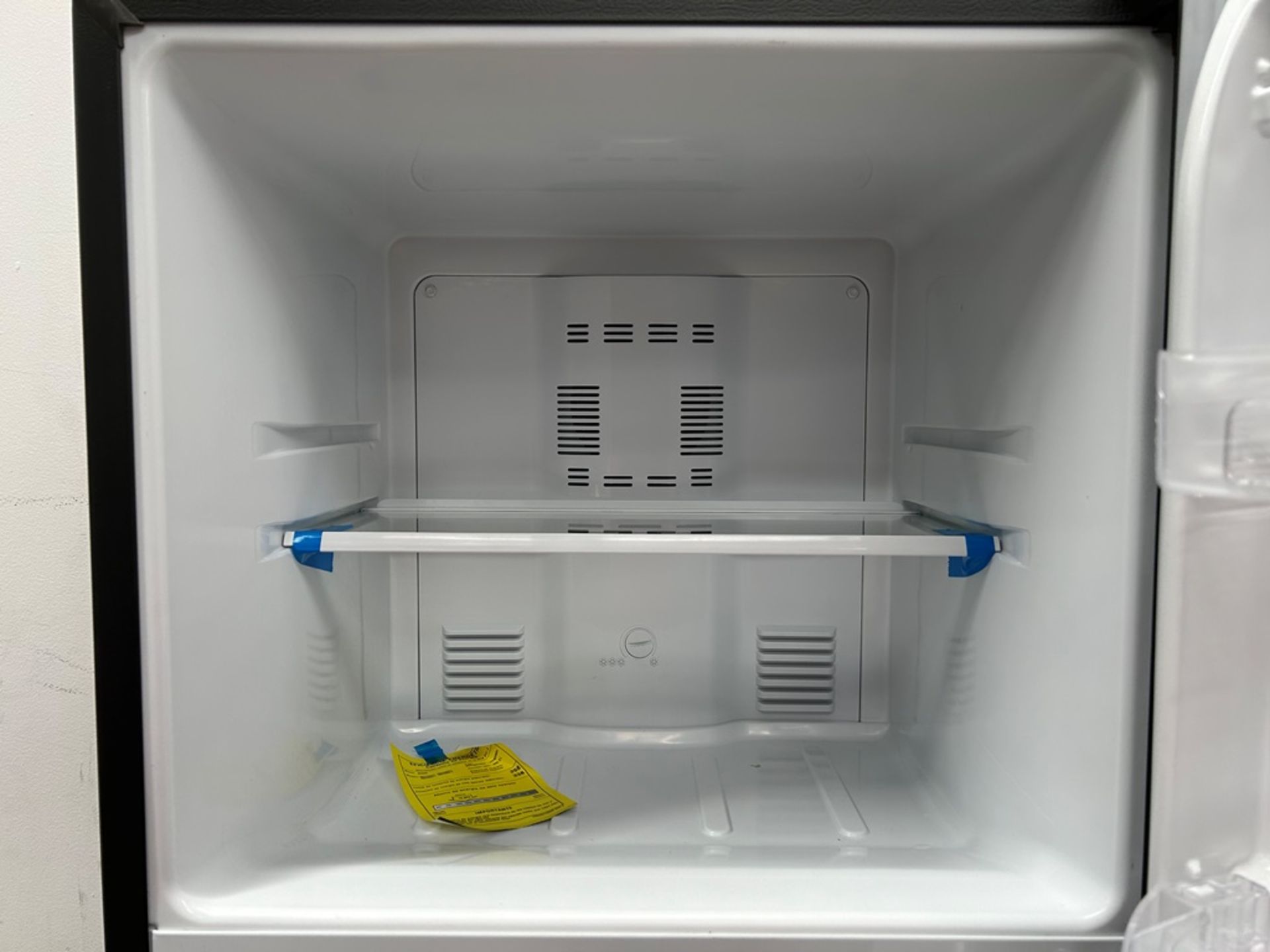 Lote de 2 refrigeradores contiene: 1 refrigerador con dispensador de agua Marca MABE, Modelo RMA300 - Image 10 of 18
