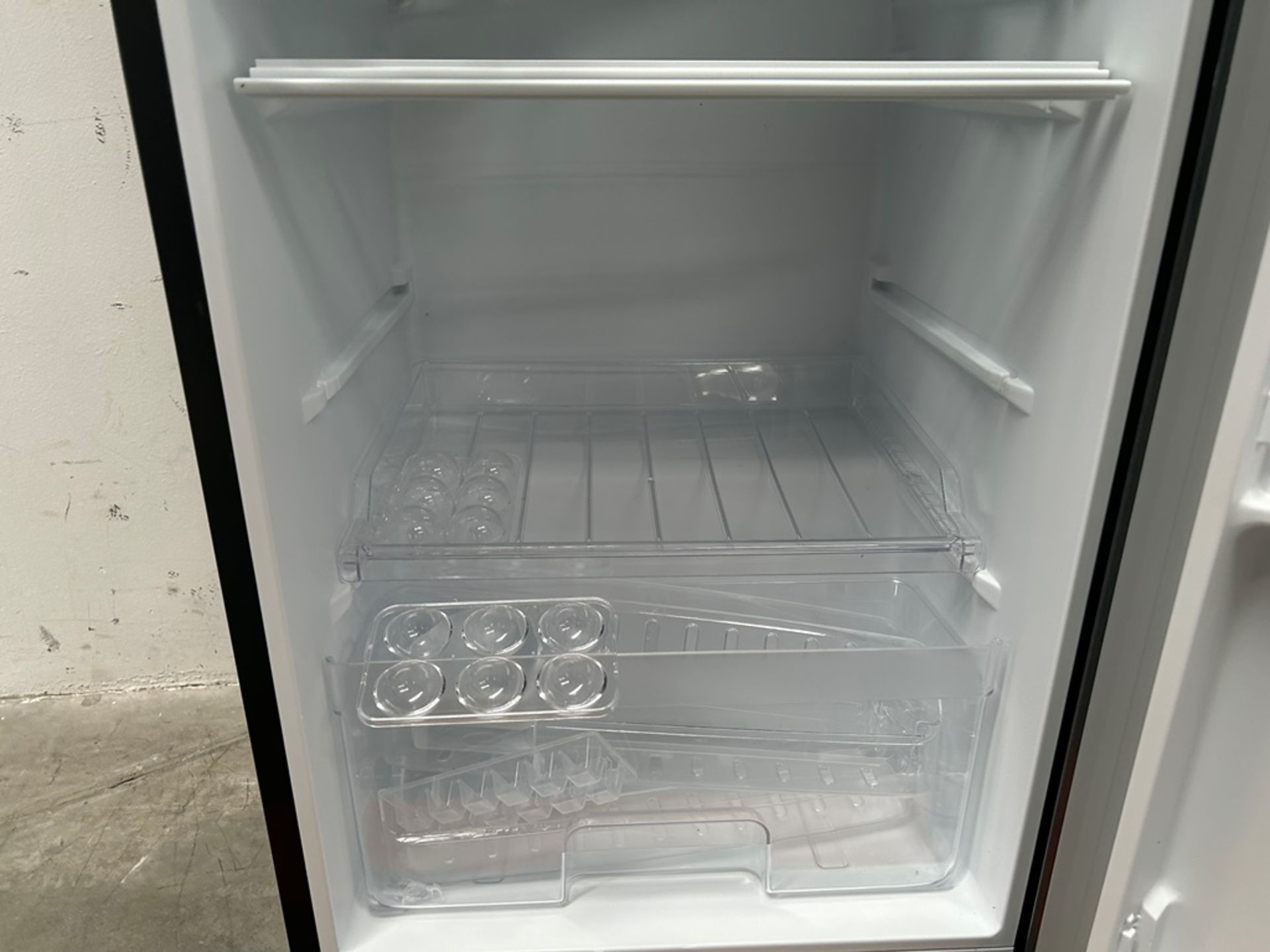Lote de 2 refrigeradores contiene: 1 refrigerador con dispensador de agua Marca ATVIO, Modelo AT66U - Image 7 of 20