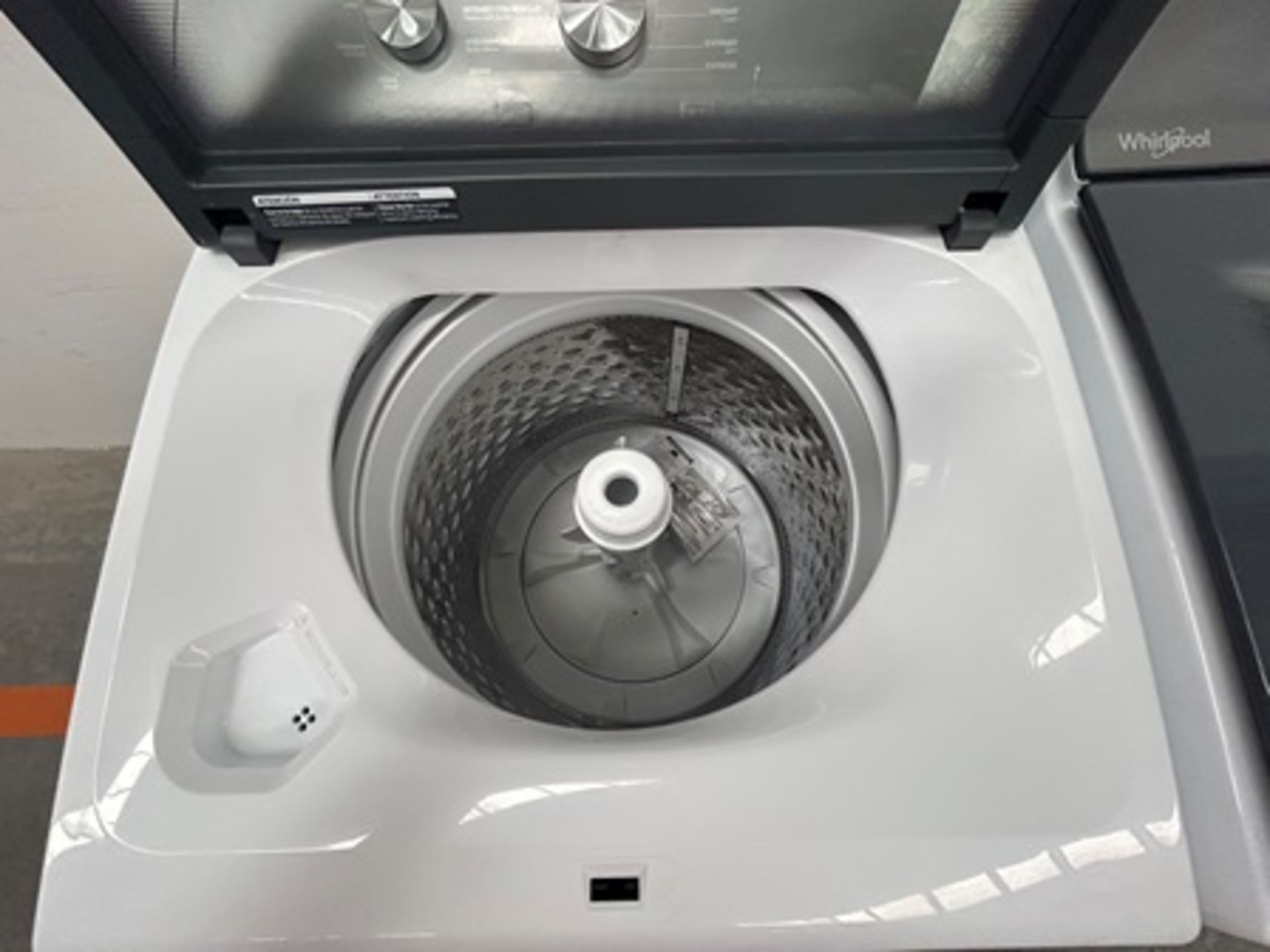 Lote de 2 lavadoras contiene: 1 Lavadora de 18 KG Marca WHILRPOOL, Modelo 8MWTW1812WPM0, Serie 3647 - Image 4 of 10