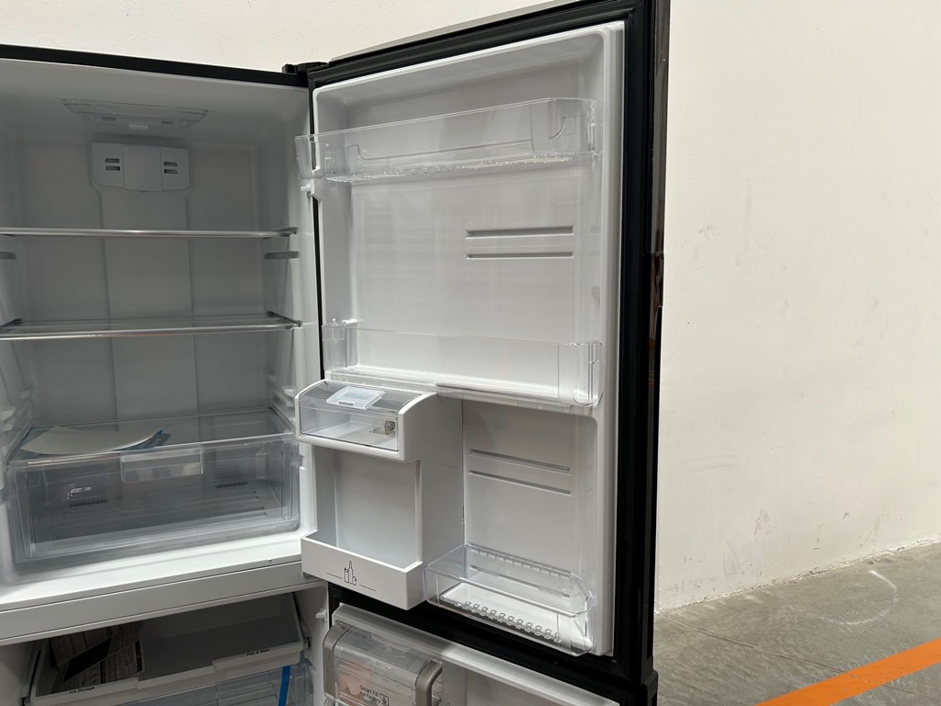 Refrigerador con dispensador de agua Marca MABE, Modelo RMS520IJMRP, Serie 03036, Color NEGRO (Favo - Image 6 of 11