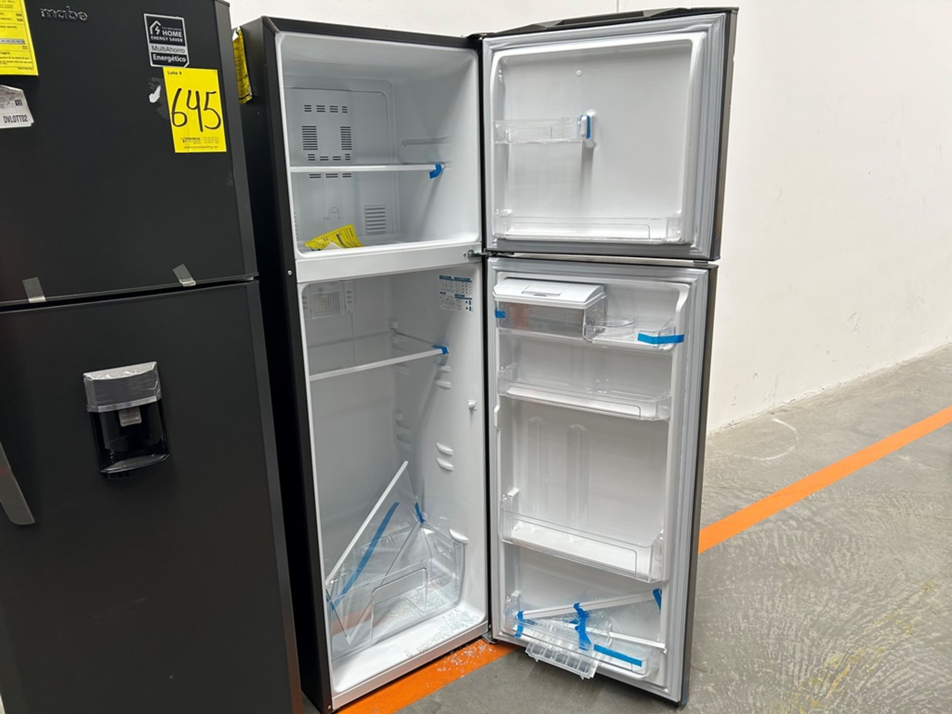Lote de 2 refrigeradores contiene: 1 refrigerador con dispensador de agua Marca MABE, Modelo RMA300 - Image 11 of 18