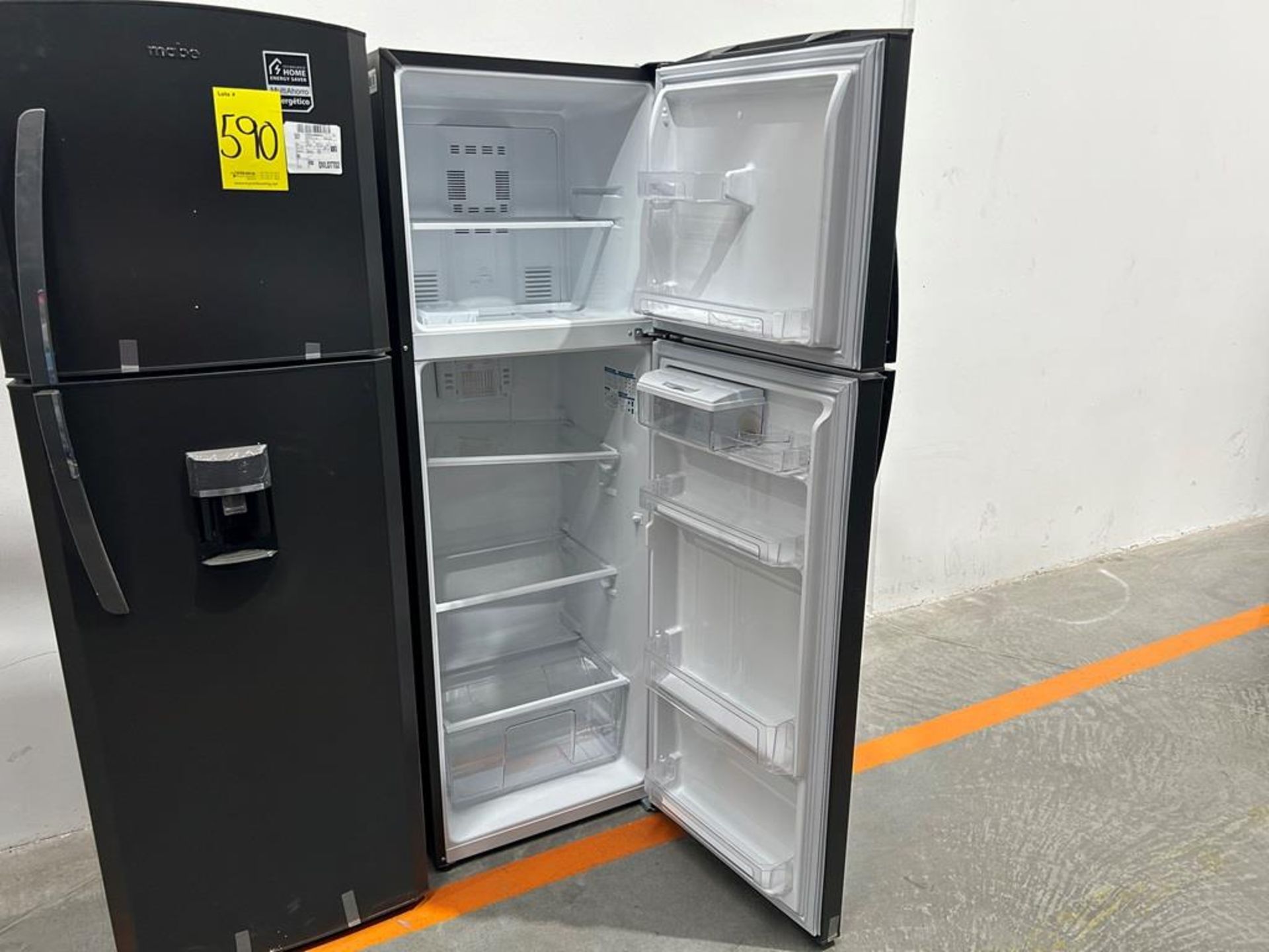 Lote de 2 refrigeradores contiene: 1 refrigerador con dispensador de agua Marca MABE, Modelo RMA300 - Image 7 of 10