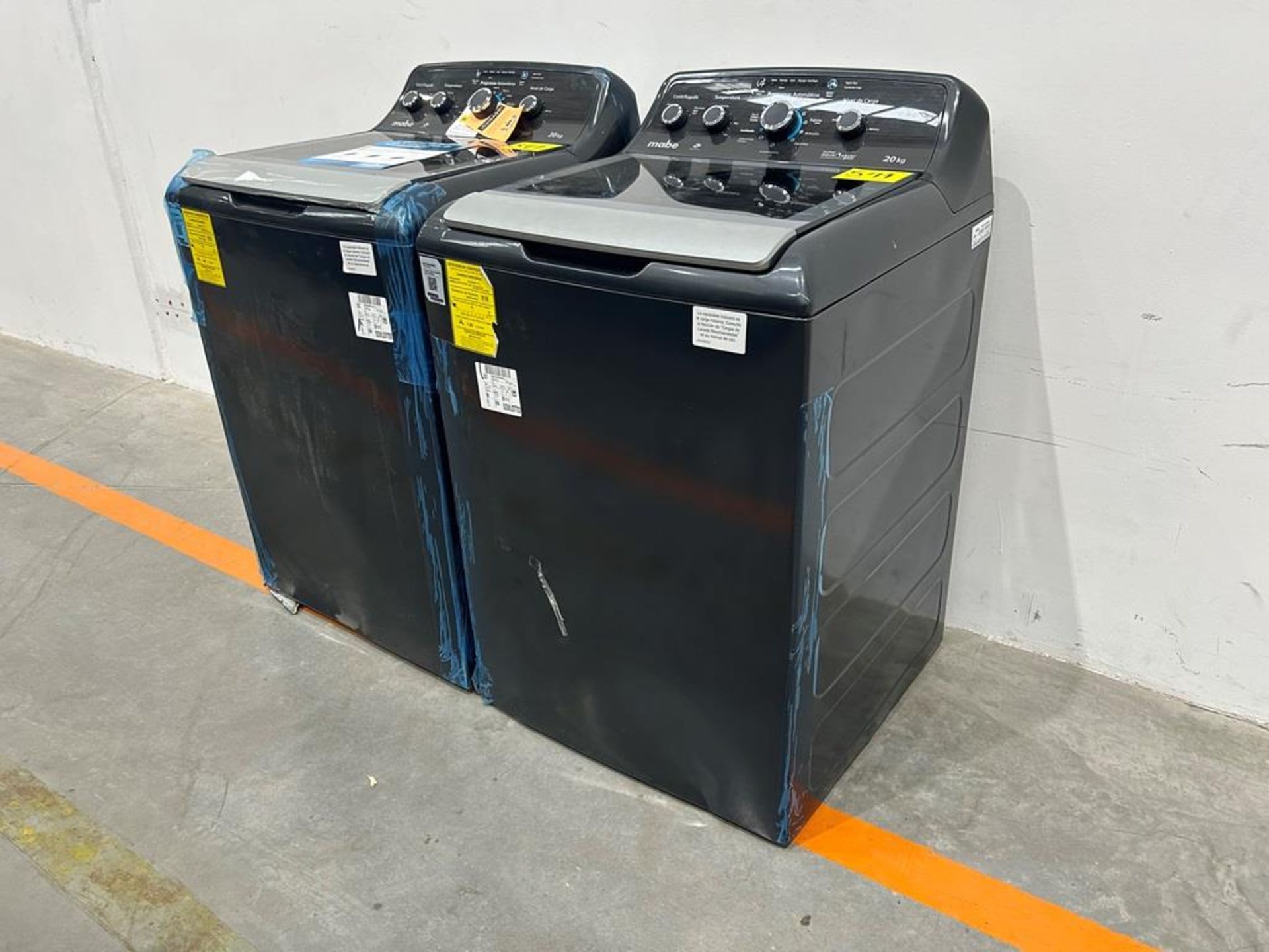 Lote de 2 lavadoras contiene: 1 Lavadora de 20KG Marca MABE, Modelo LMX70214WDAB00, Serie S09985, C - Image 3 of 10