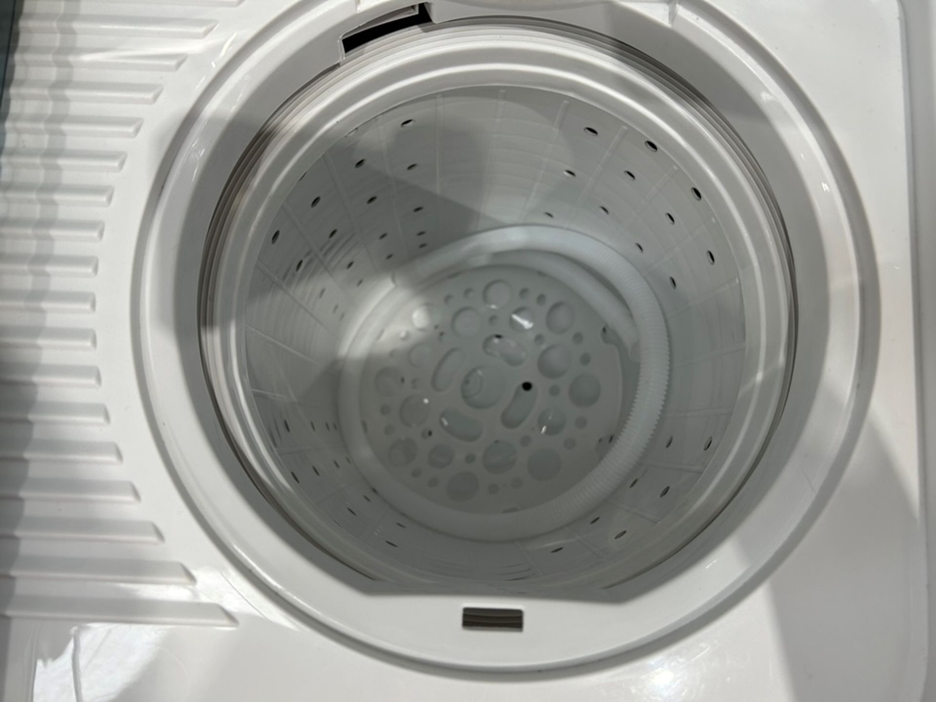 Lote de 2 lavadoras contiene: 1 Lavadora de 15kg Marca ATVIO, Modelo TT15KG, Serie 501266, Color BL - Image 5 of 12