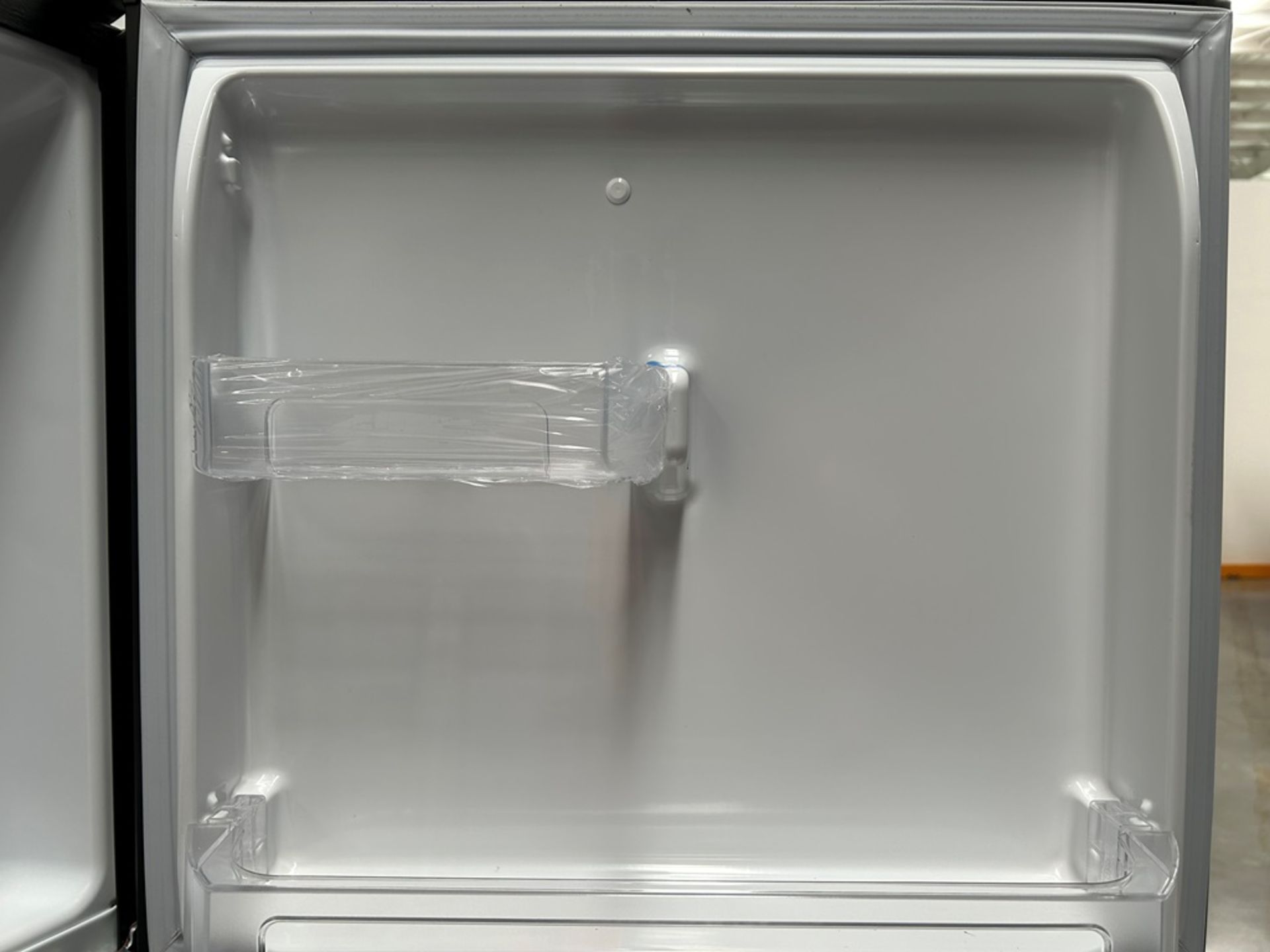 Lote de 2 refrigeradores contiene: 1 refrigerador con dispensador de agua Marca MABE, Modelo RMA300 - Image 6 of 18