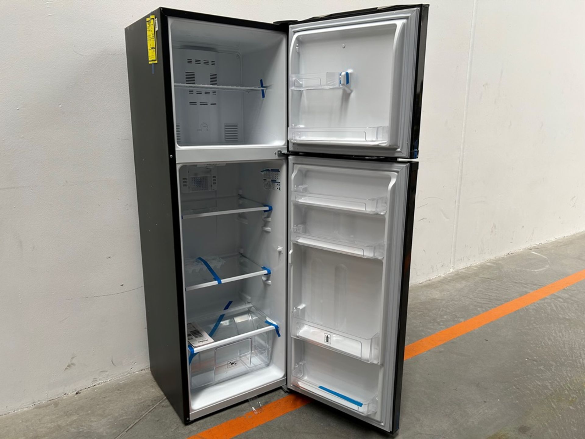 Lote de 2 refrigeradores contiene: 1 refrigerador Marca MABE, Modelo RMA250PVMRP0, Serie 13859, Col - Image 4 of 18