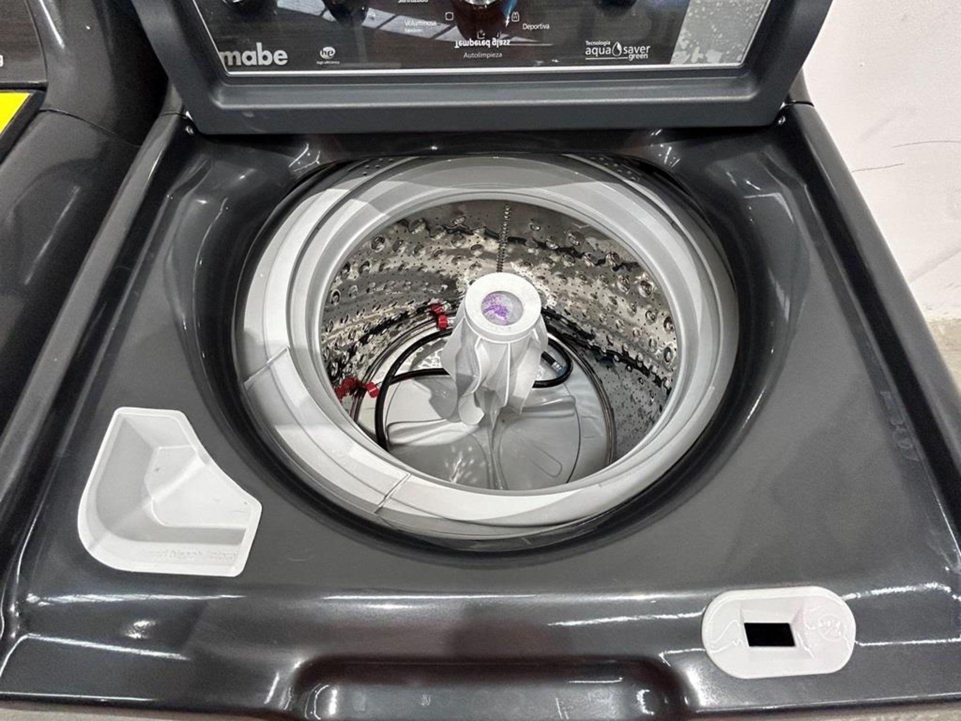 Lote de 2 lavadoras contiene: 1 Lavadora de 20KG Marca MABE, Modelo LMX70214WDAB00, Serie S09985, C - Image 4 of 10