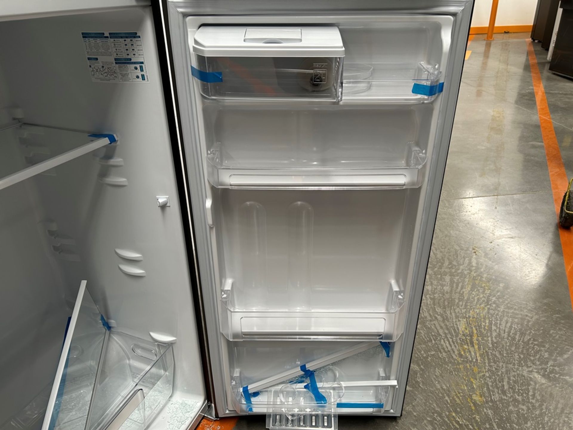 Lote de 2 refrigeradores contiene: 1 refrigerador con dispensador de agua Marca MABE, Modelo RMA300 - Image 15 of 18