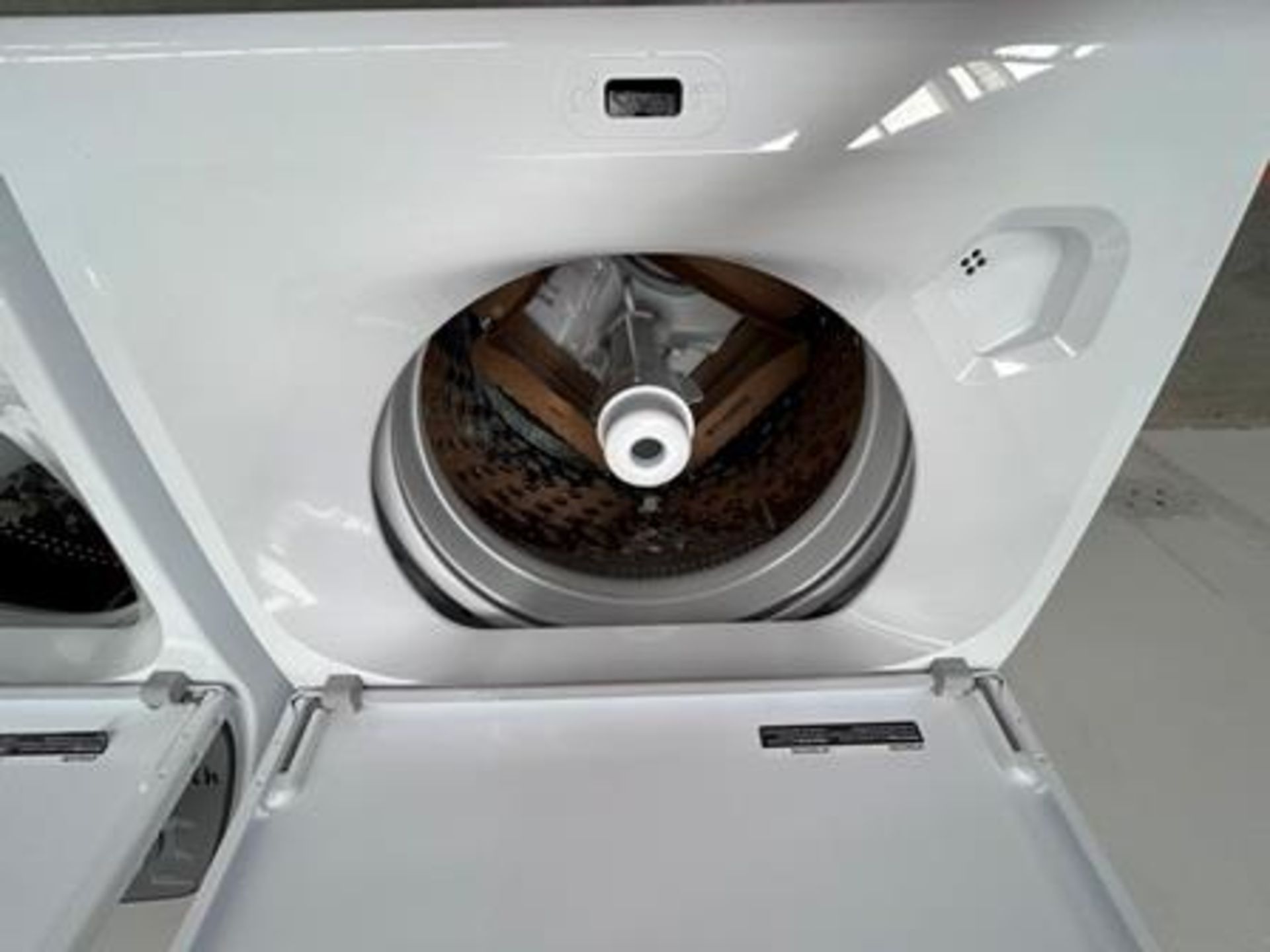 Lote de 2 lavadoras contiene: 1 Lavadora de 22 KG Marca WHIRPOOL, Modelo 8MWTW2224MPM0, Serie 67038 - Image 5 of 10