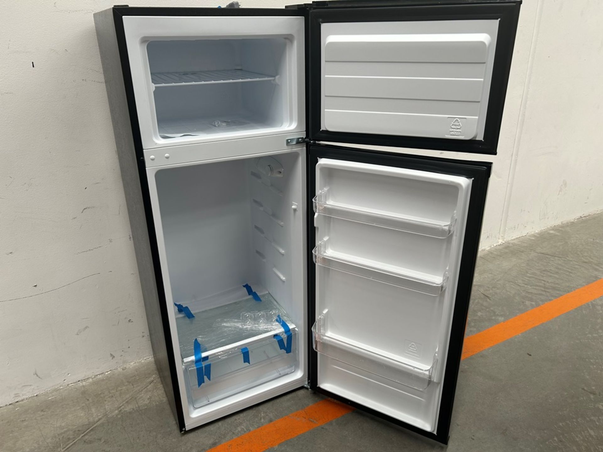 Lote de 1 refrigerador y 1 frigobar contiene:1 refrigerador Marca ATVIO, Modelo AT73TMS, Serie 1065 - Image 5 of 20