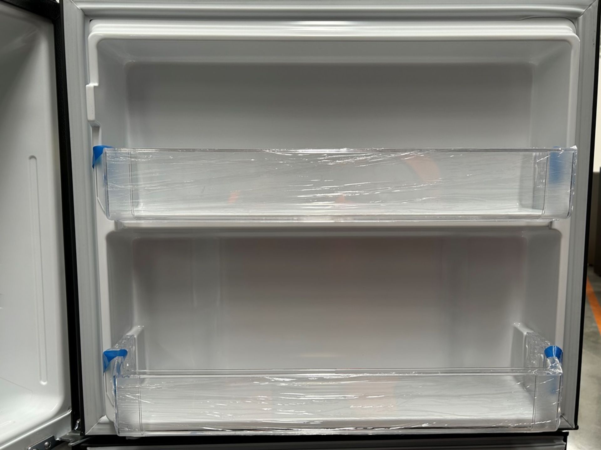 Lote de 2 refrigeradores contiene: 1 refrigerador con dispensador de agua Marca MABE, Modelo RME360 - Image 11 of 19