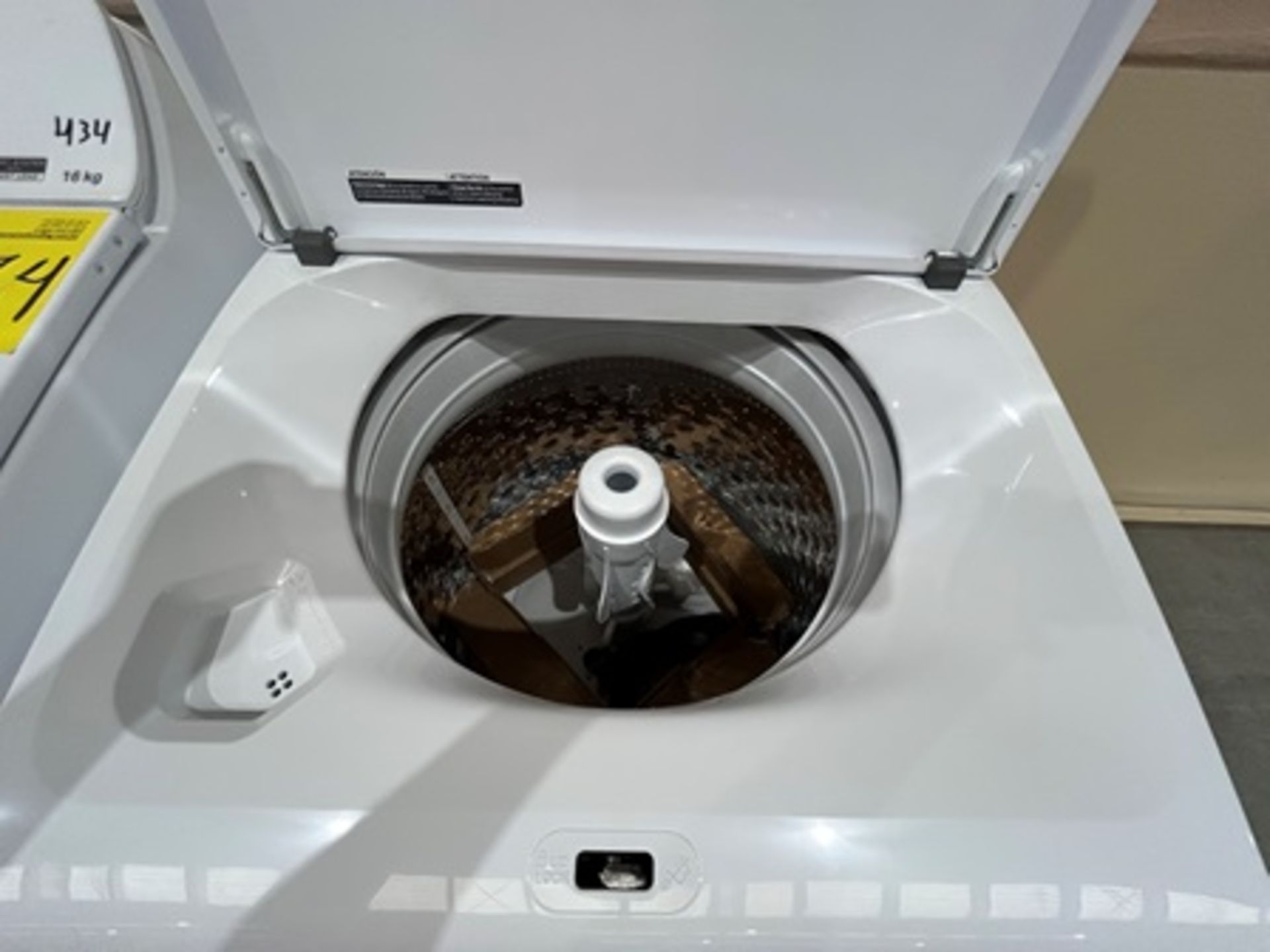 Lote de 2 lavadoras contiene: 1 Lavadora de 16 KG Marca WHIRPOOL, Modelo 8MWTW1612MJQ1, Serie 32384 - Image 4 of 8