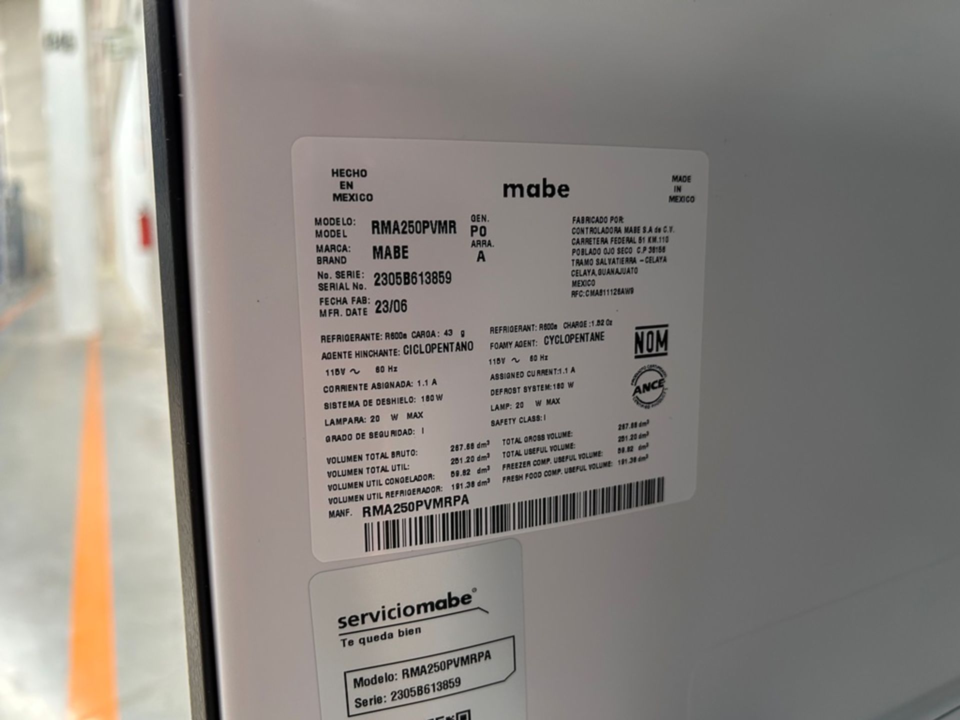 Lote de 2 refrigeradores contiene: 1 refrigerador Marca MABE, Modelo RMA250PVMRP0, Serie 13859, Col - Image 16 of 18
